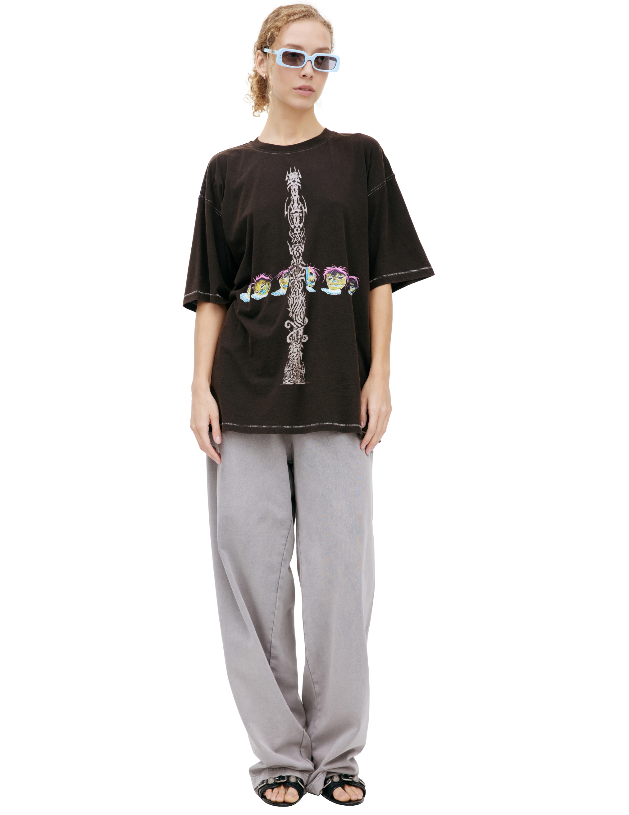 Коричневая футболка с принтом