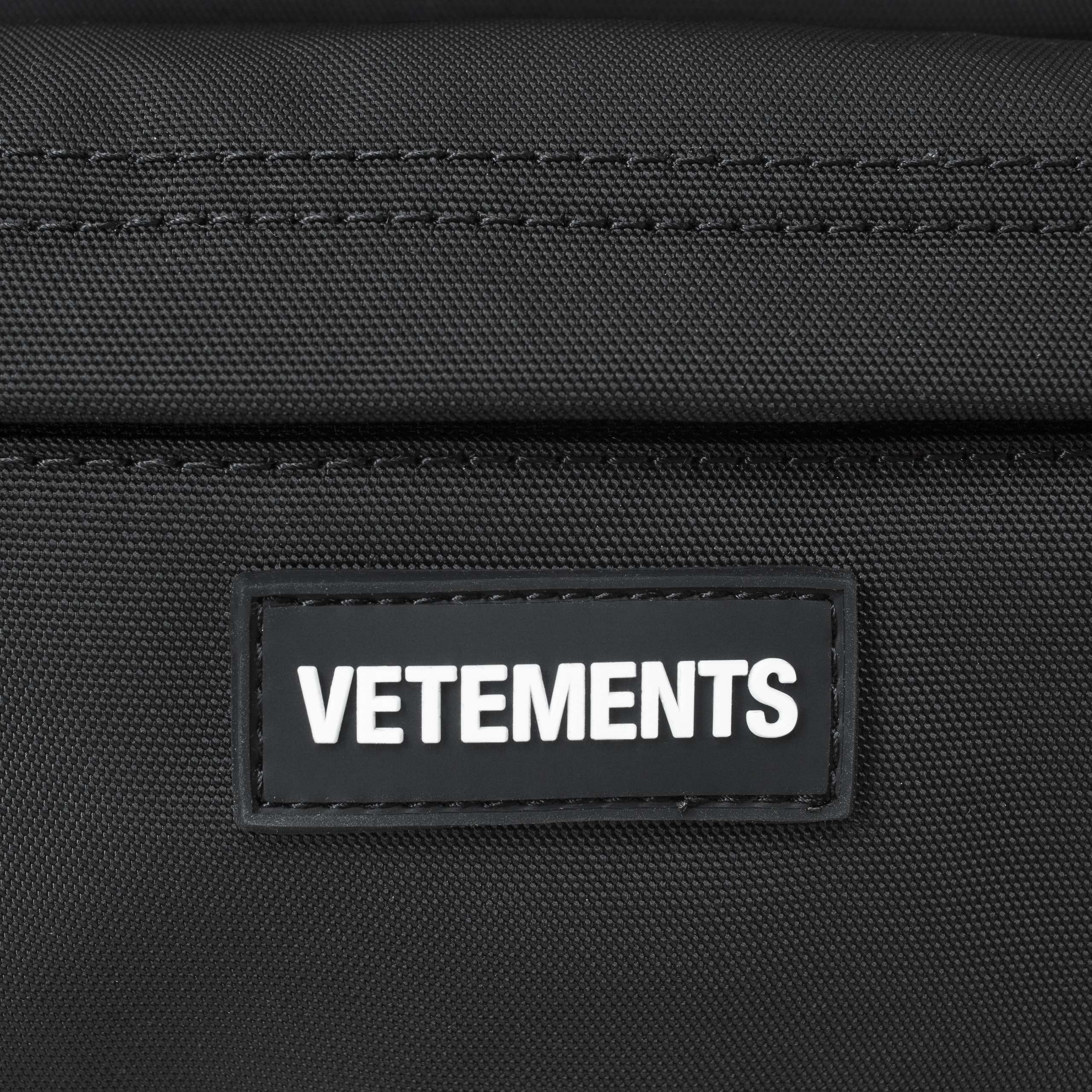 Черный рюкзак с логотипом VETEMENTS UE54BA260B/1102, размер One Size UE54BA260B/1102 - фото 4