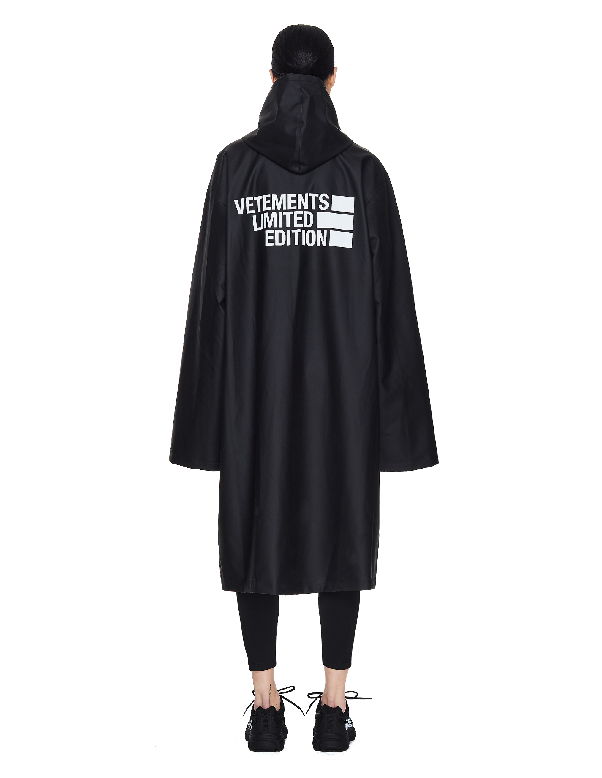 Черный дождевик с принтом Limited Edition - Vetements  UE51CO100B/1304 Фото 3
