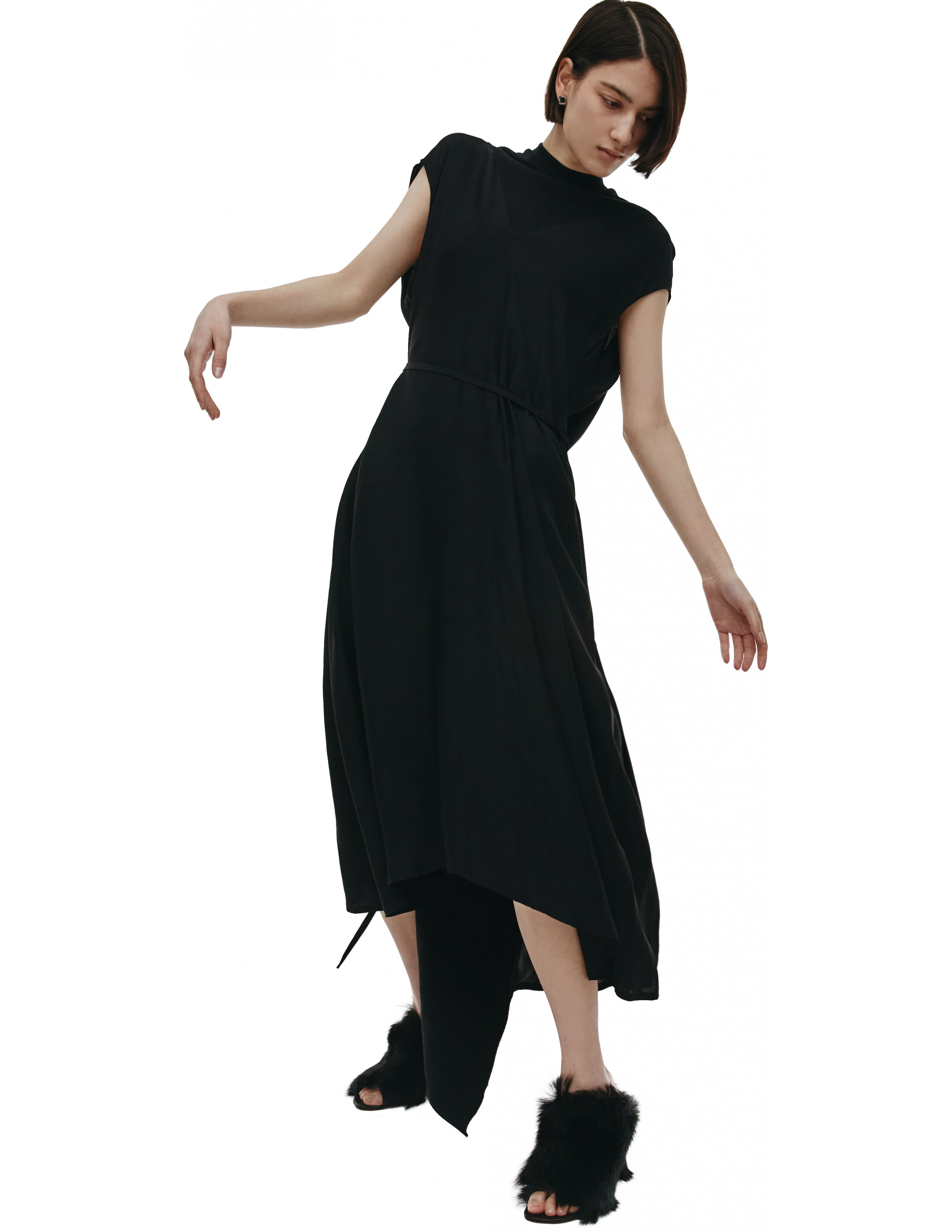 Черное платье без рукавов с поясом