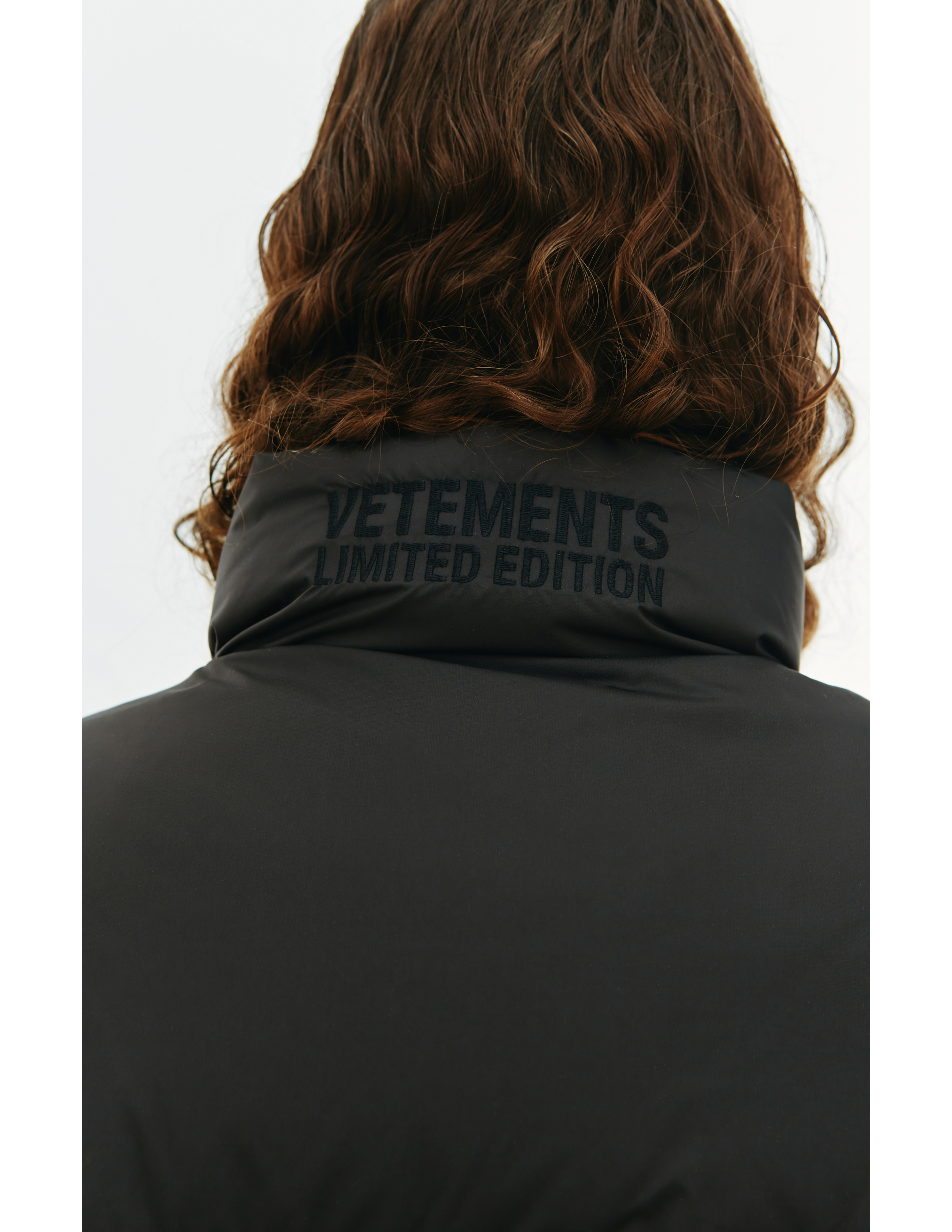 Черный пуховик с логотипом VETEMENTS UA53JA400B/2711, размер XL;L;M UA53JA400B/2711 - фото 6