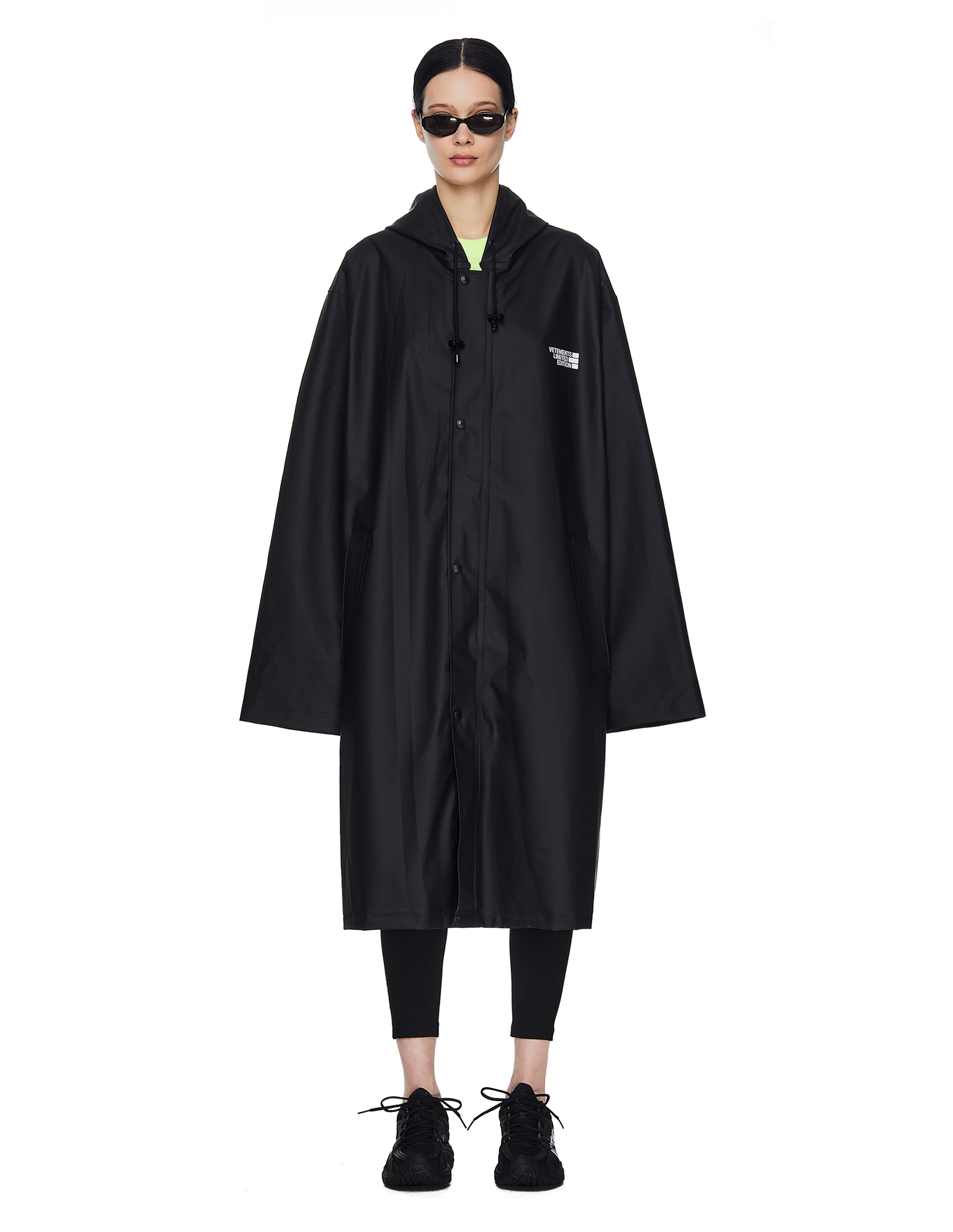 Черный дождевик с принтом Limited Edition - Vetements  UE51CO100B/1304 Фото 1