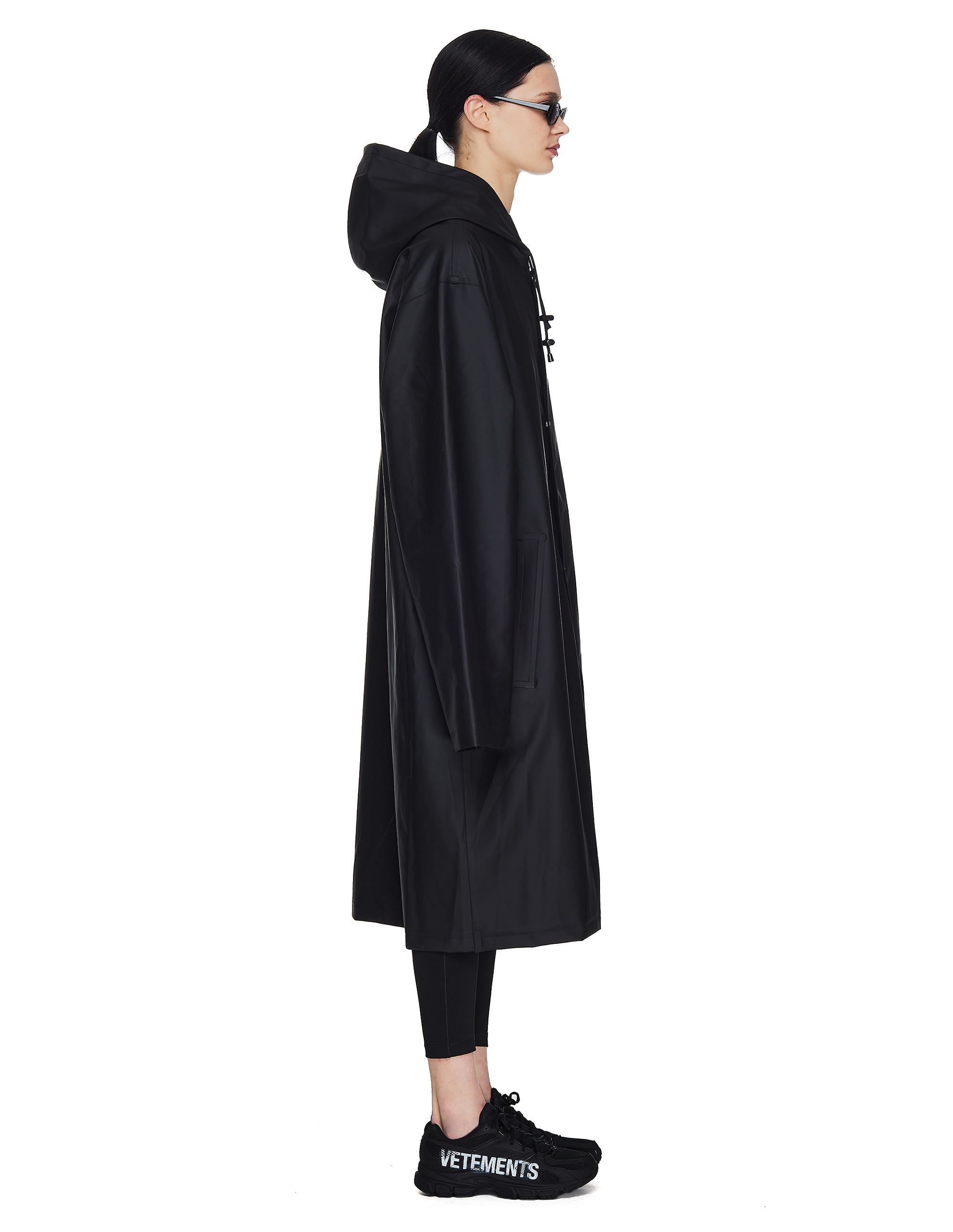 Черный дождевик с принтом Limited Edition - Vetements  UE51CO100B/1304 Фото 2