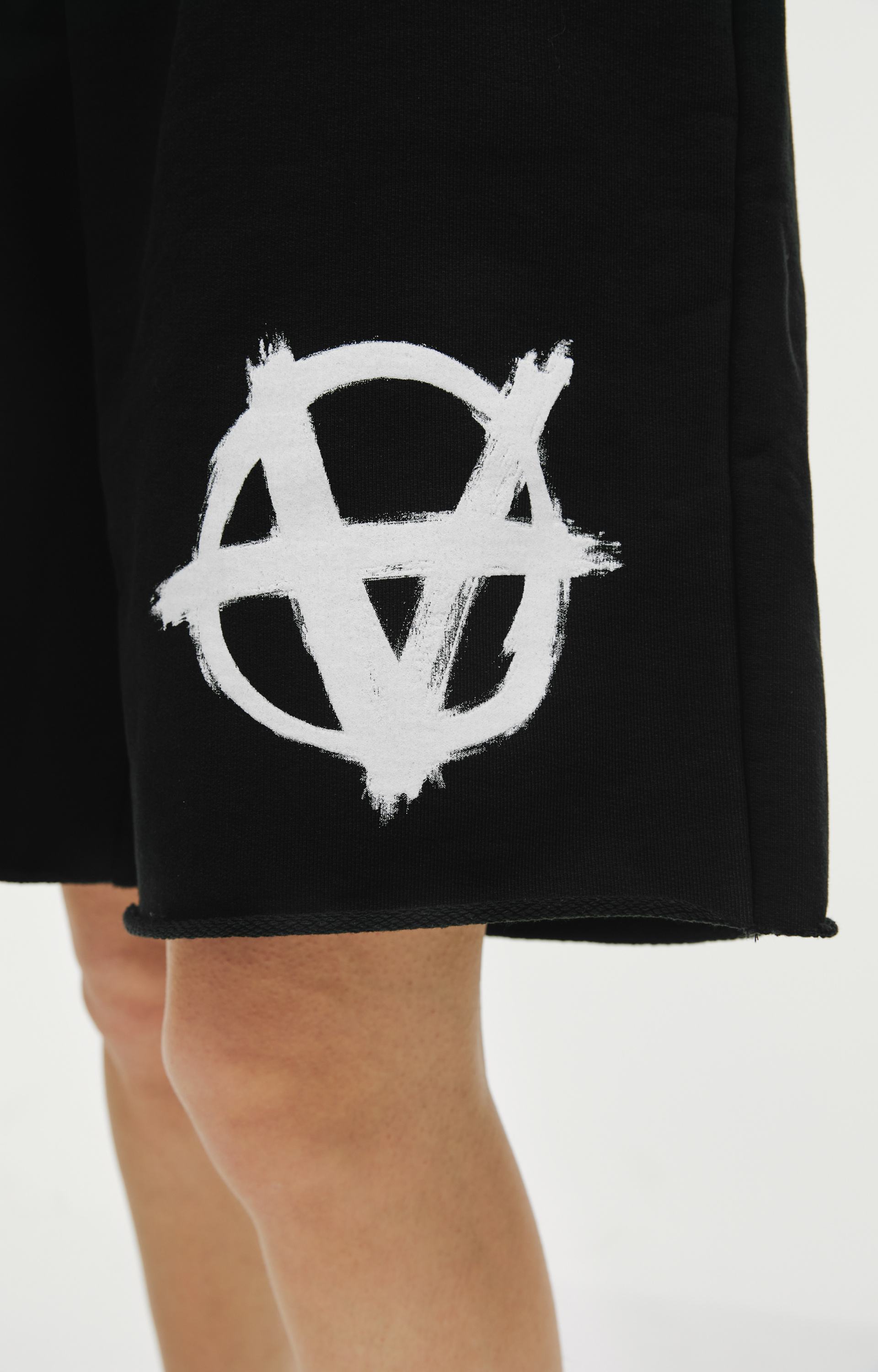 VETEMENTS Шорты с принтом анархия