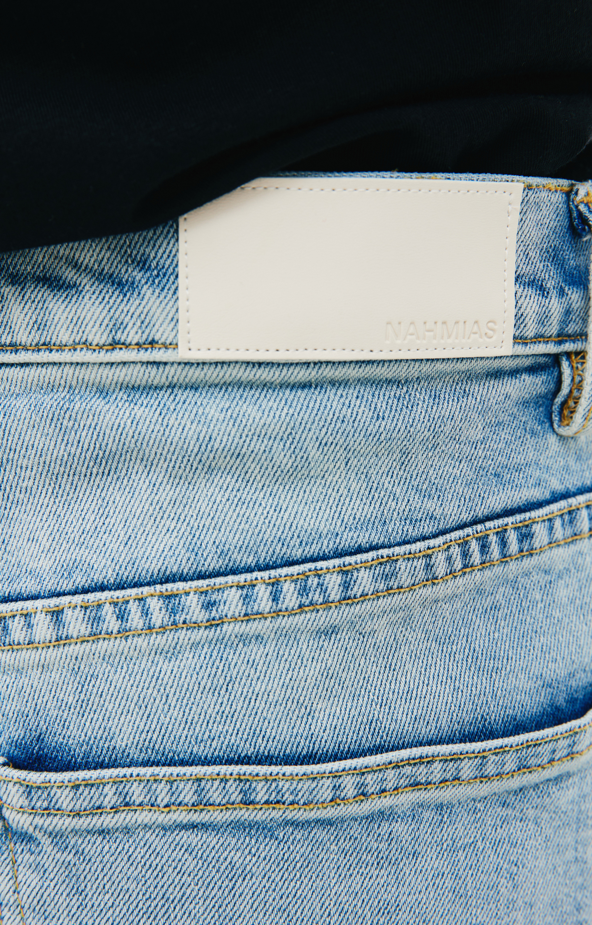 Nahmias Голубые джинсы с рваным коленом