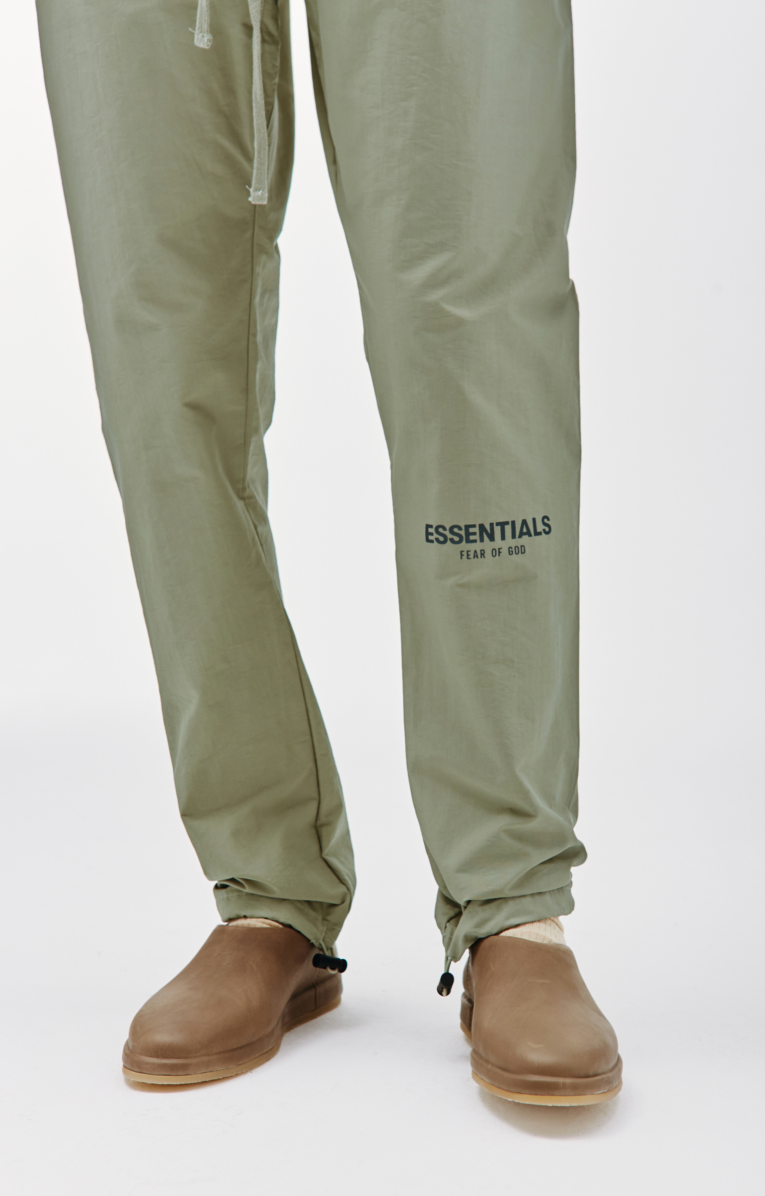 Fear of God Essentials Нейлоновые спортивные брюки с логотипом