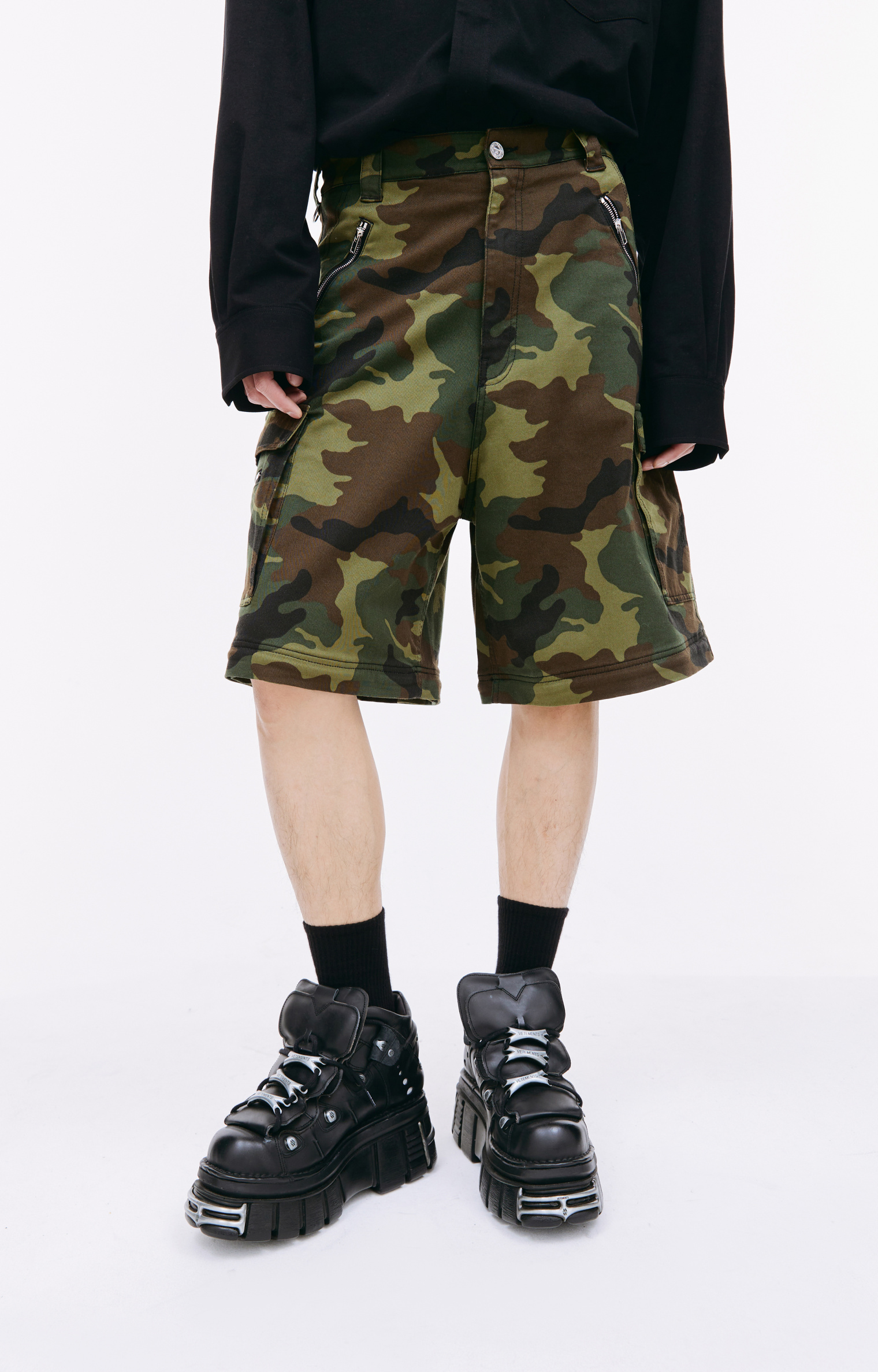 VETEMENTS Камуфляжные брюки-трансформеры с карманами