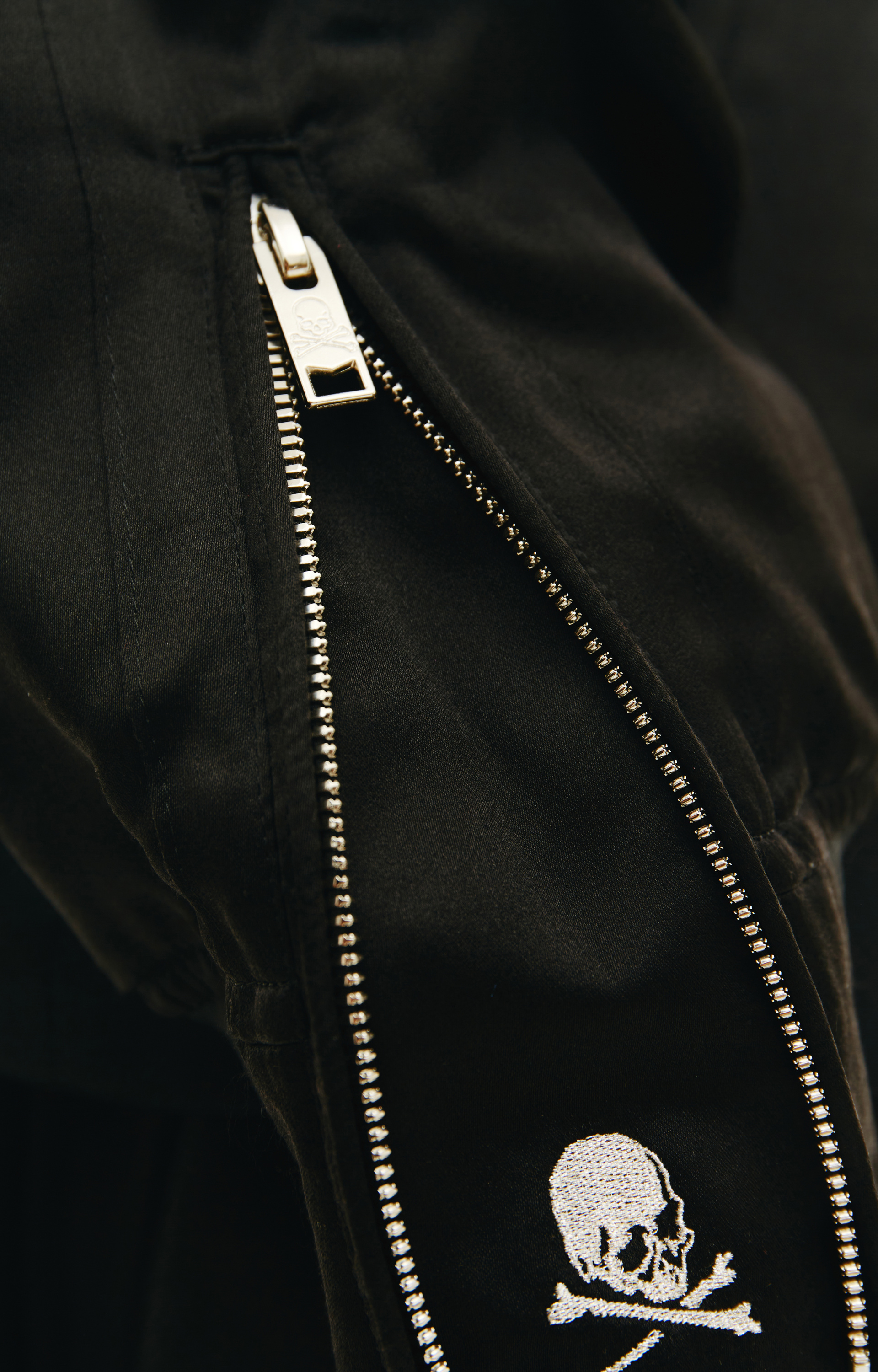 Mastermind WORLD Шелковый бомбер с вышивкой