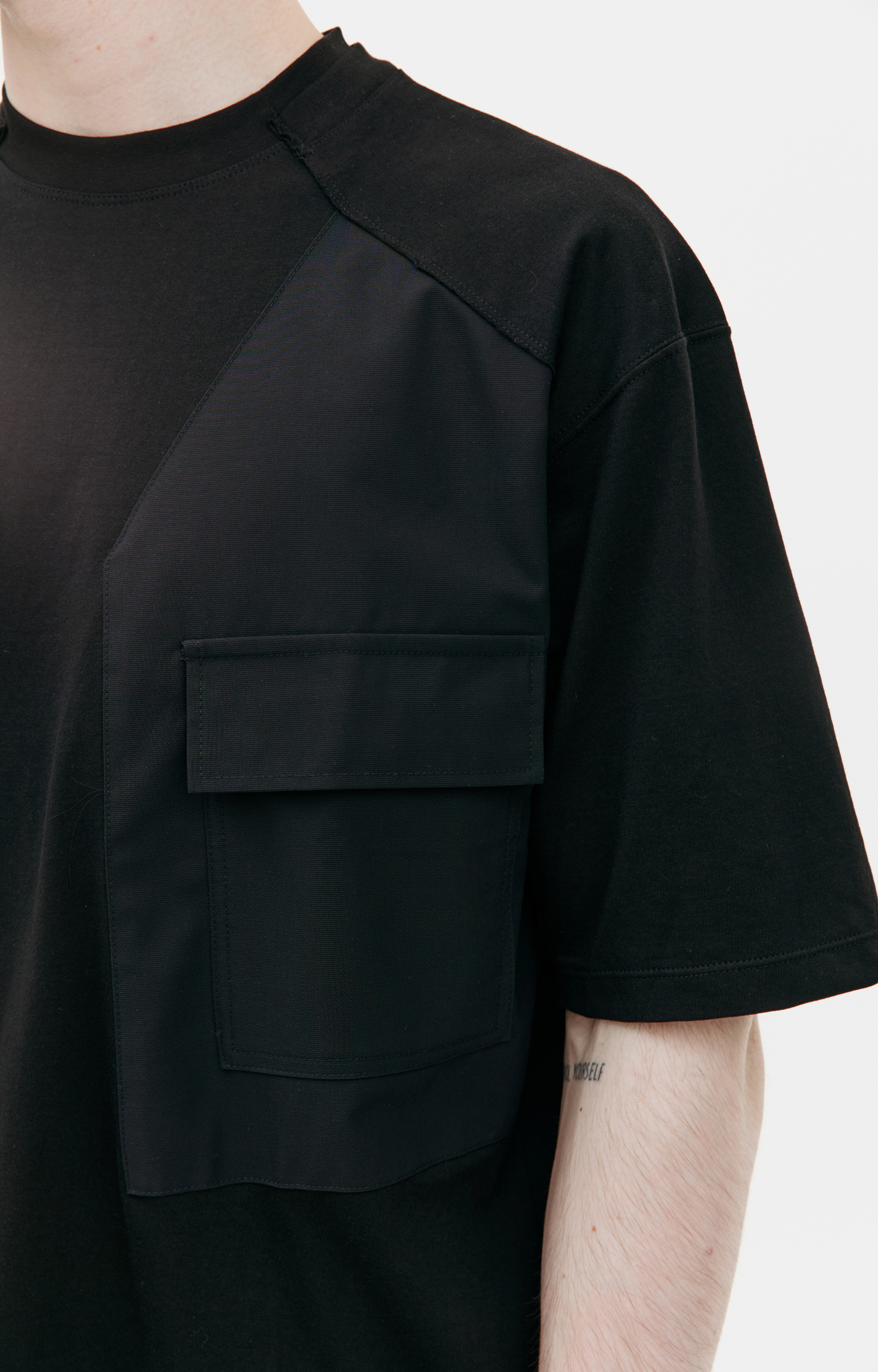 The Viridi-Anne Черная футболка с накладным карманом