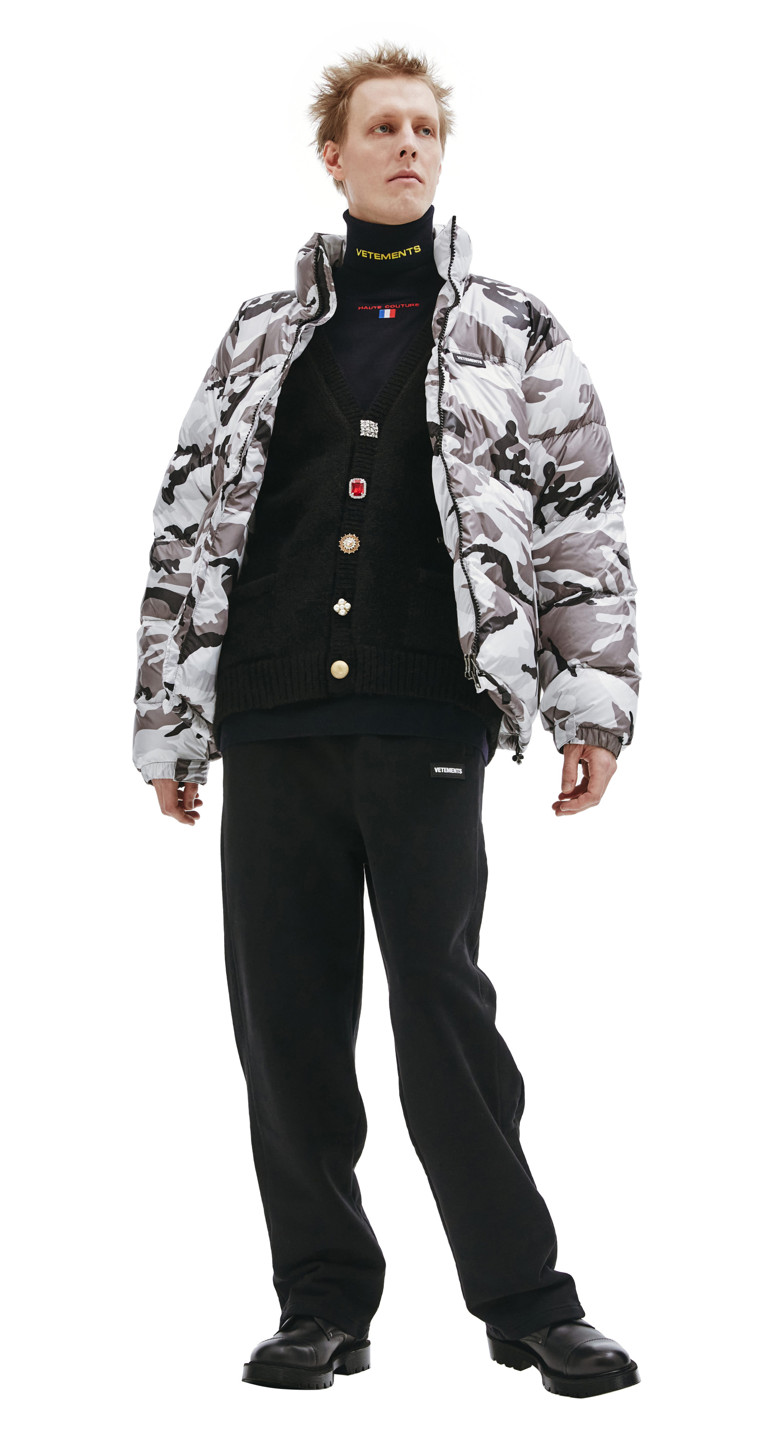 VETEMENTS Камуфляжный пуховик с вышивкой