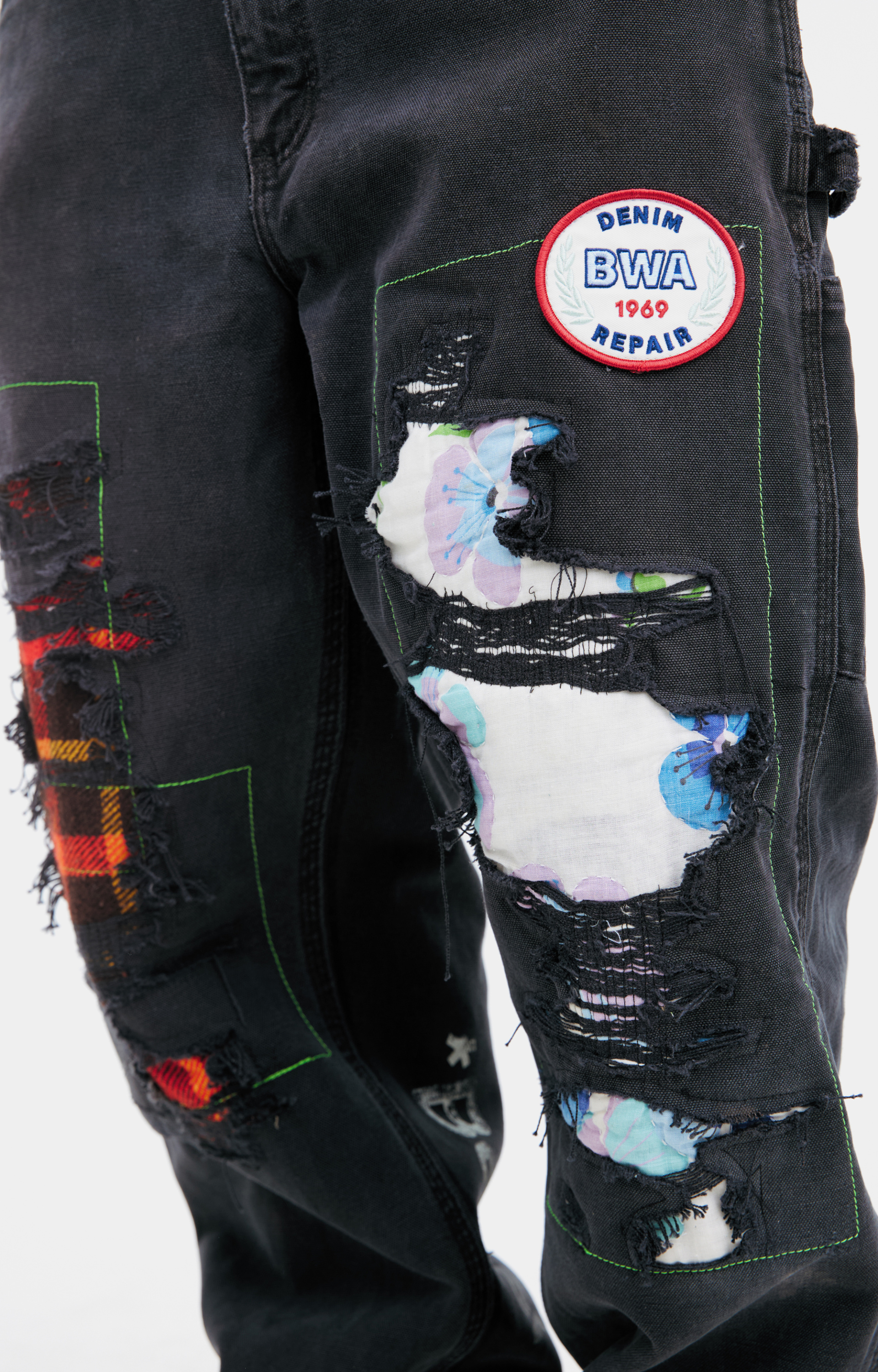 BETTER WITH AGE Черные джинсы с заплатками