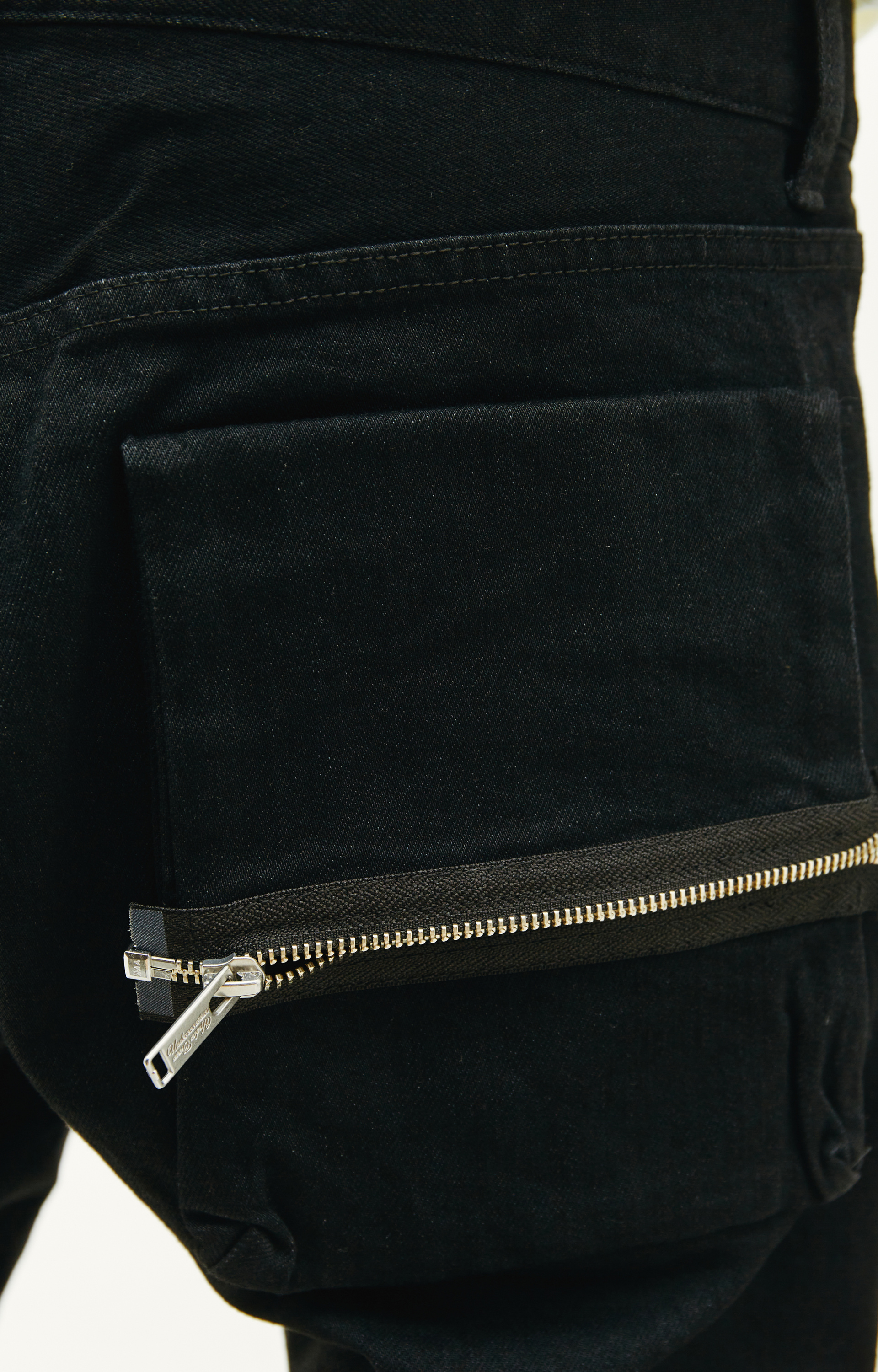 Undercover Джинсы с карманами на молниях