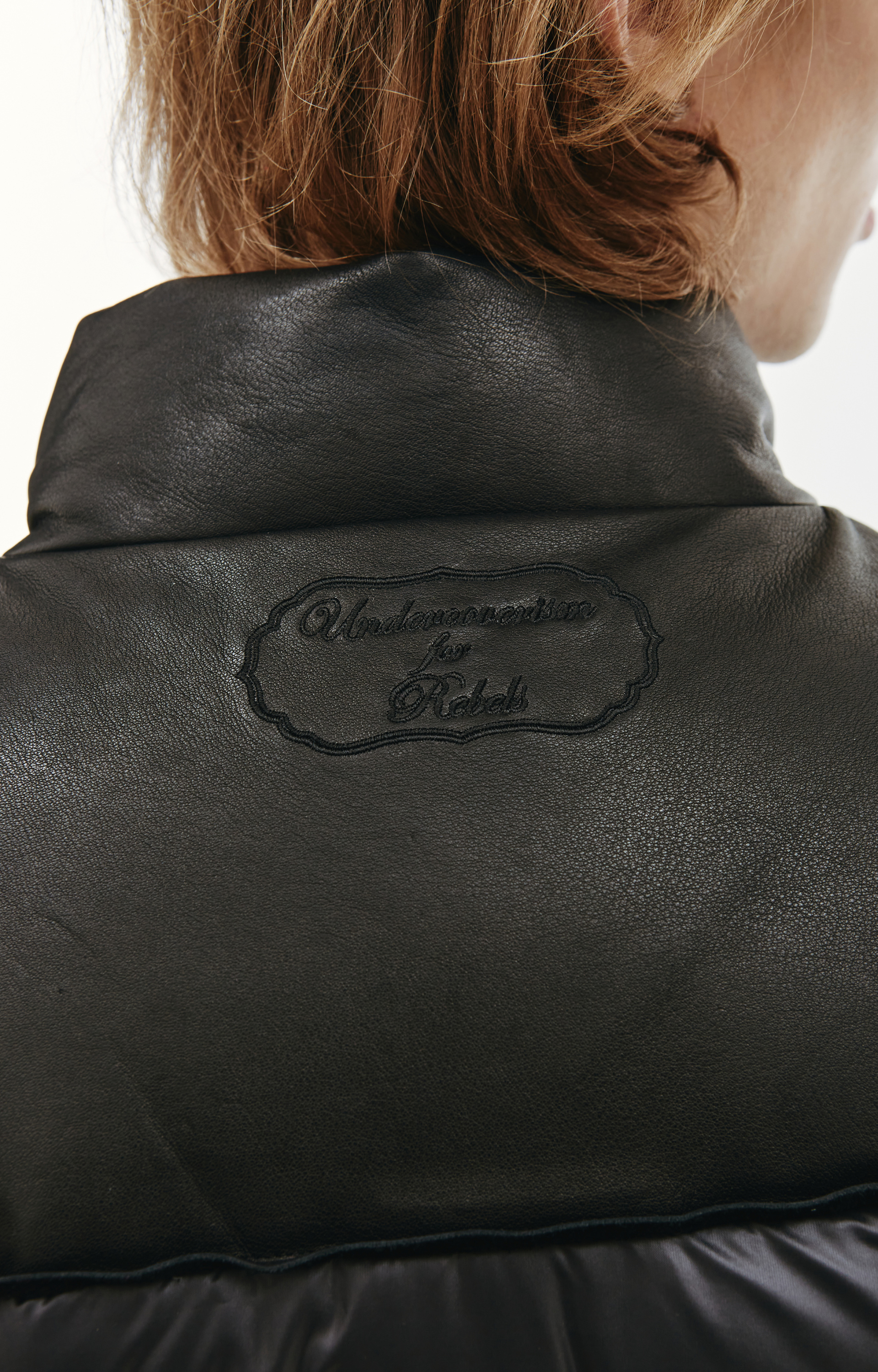 Undercover Стеганый пуховик с кожаной отделкой