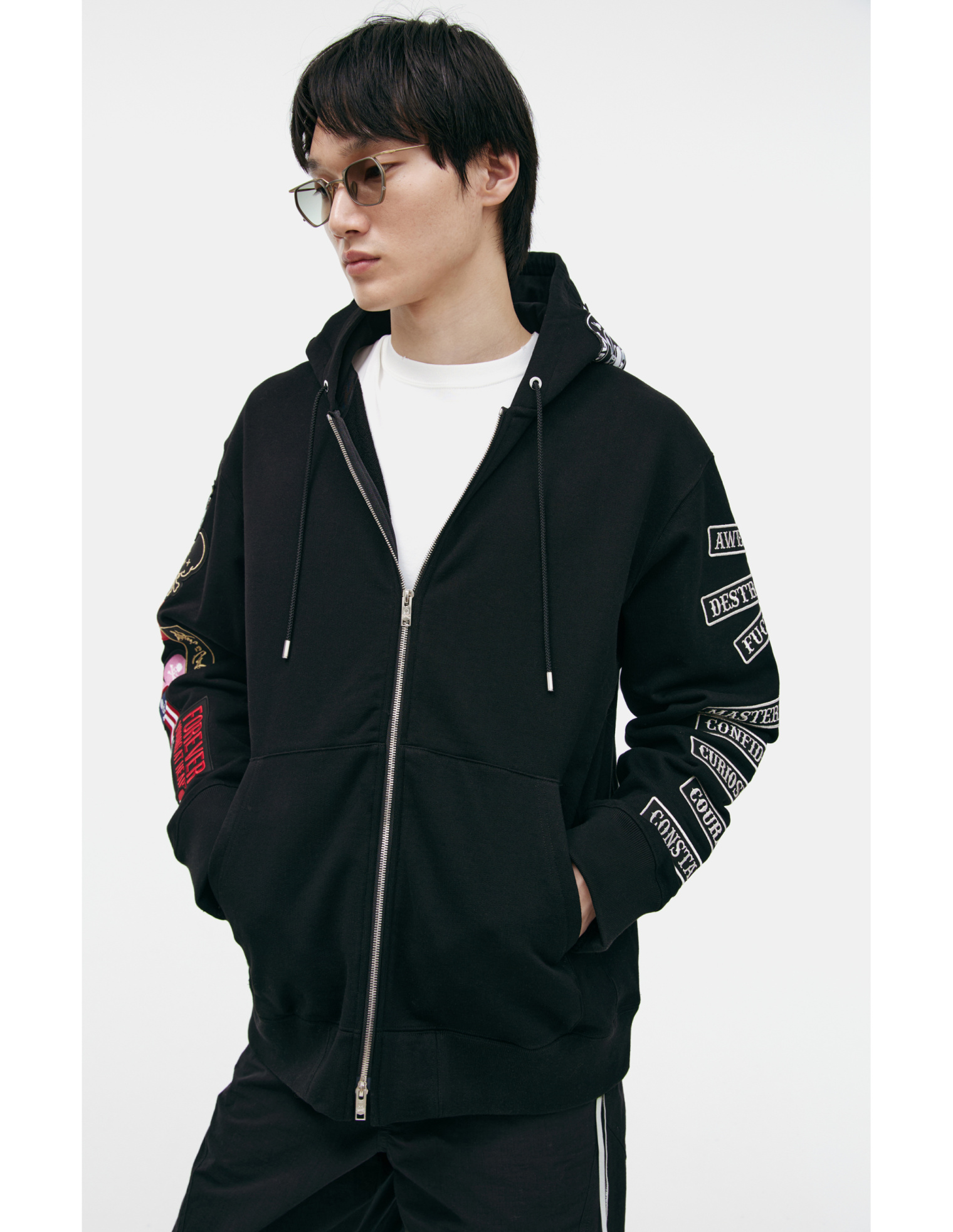 Женское черное худи-mj26ee1-sw025-014 zip.нашивки на капюшоне и