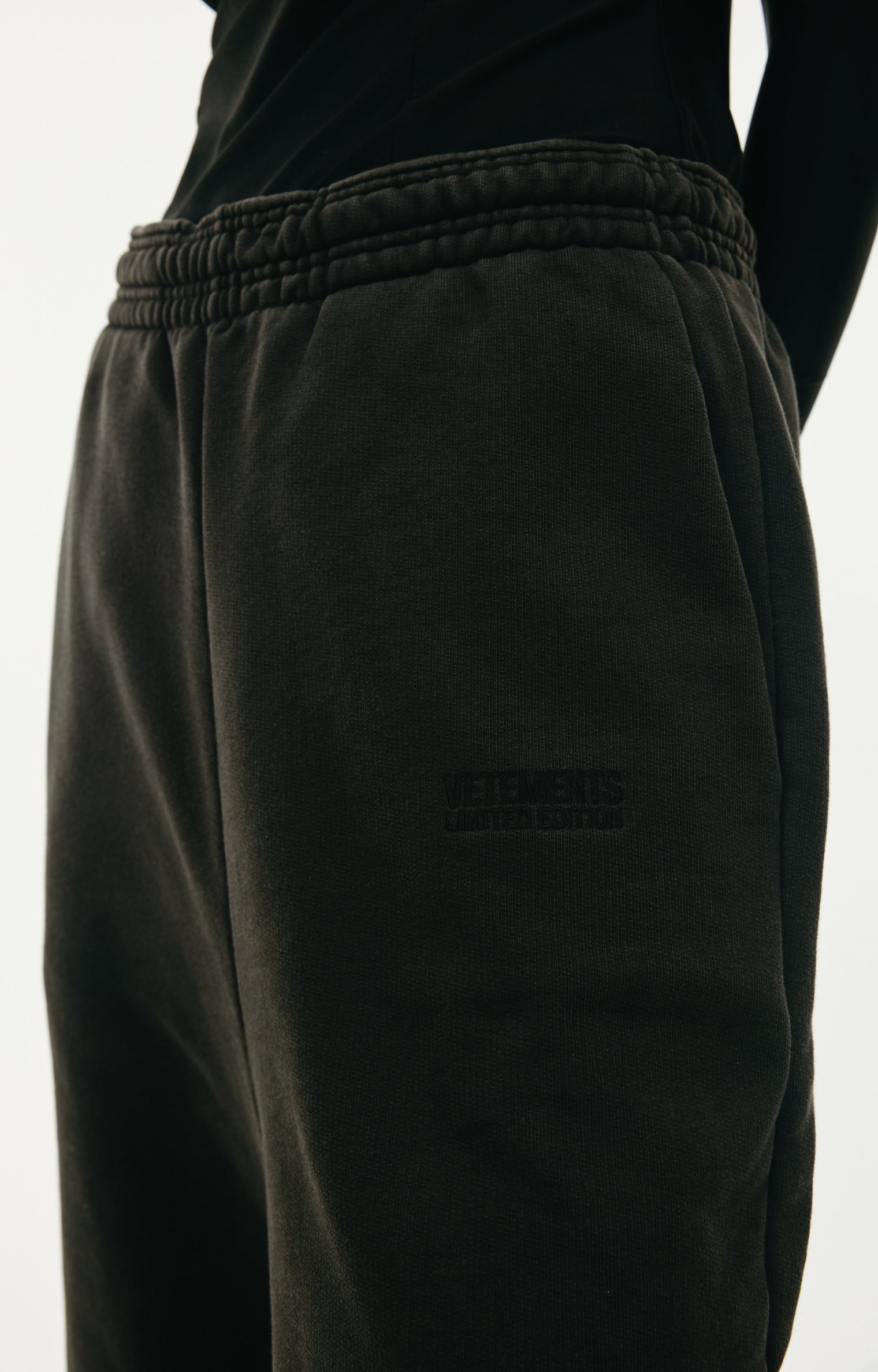 VETEMENTS Широкие брюки с градиентом