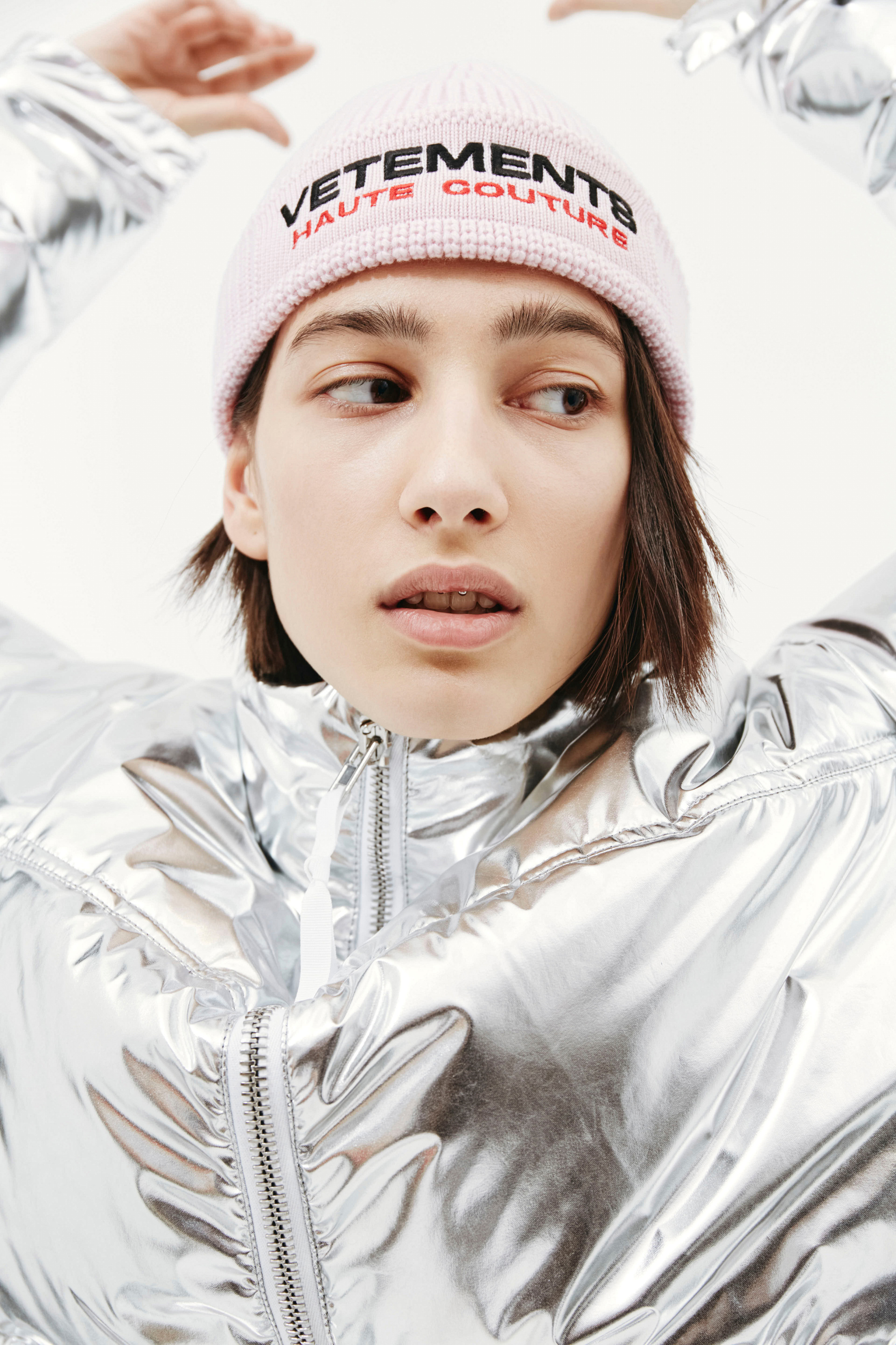 VETEMENTS Розовая шапка с вышивкой