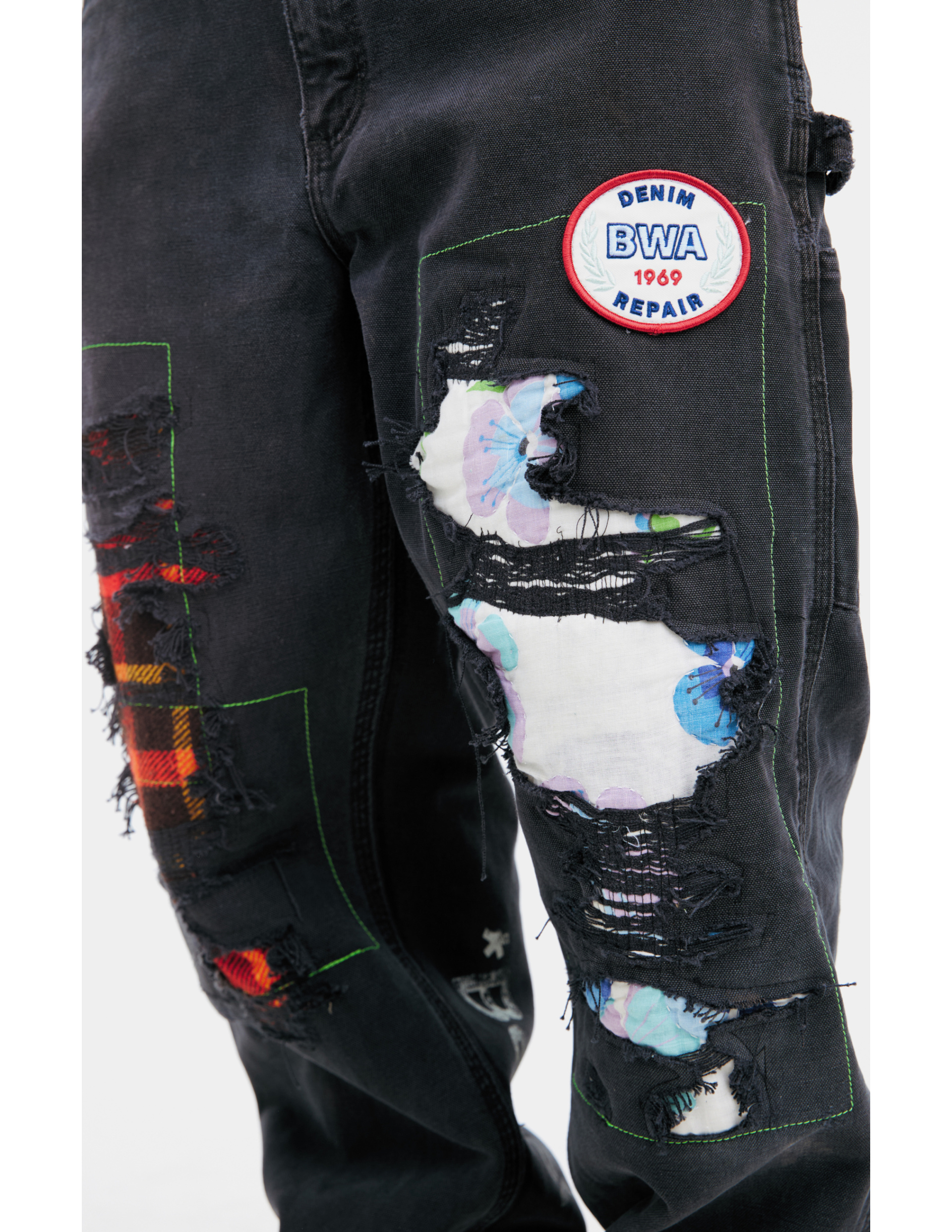 BETTER WITH AGE Черные джинсы с заплатками