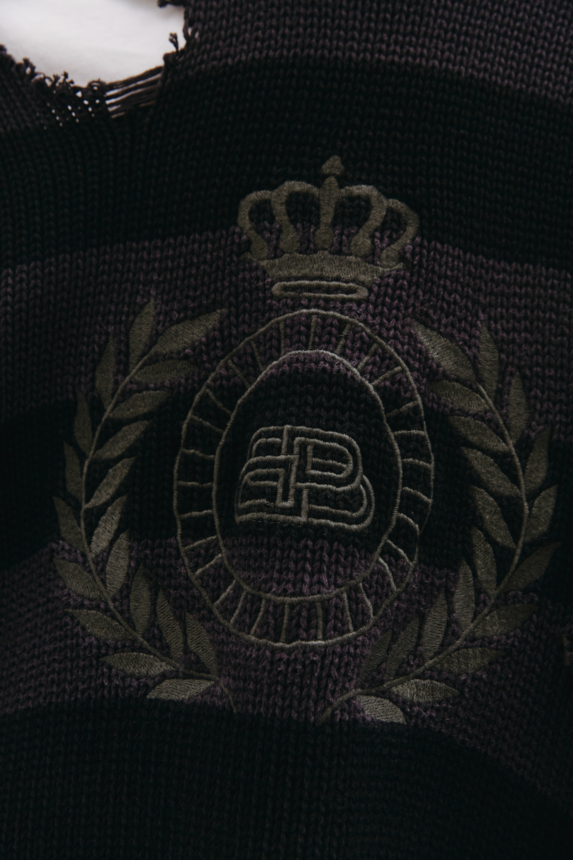 Balenciaga Рваный свитер с логотипом