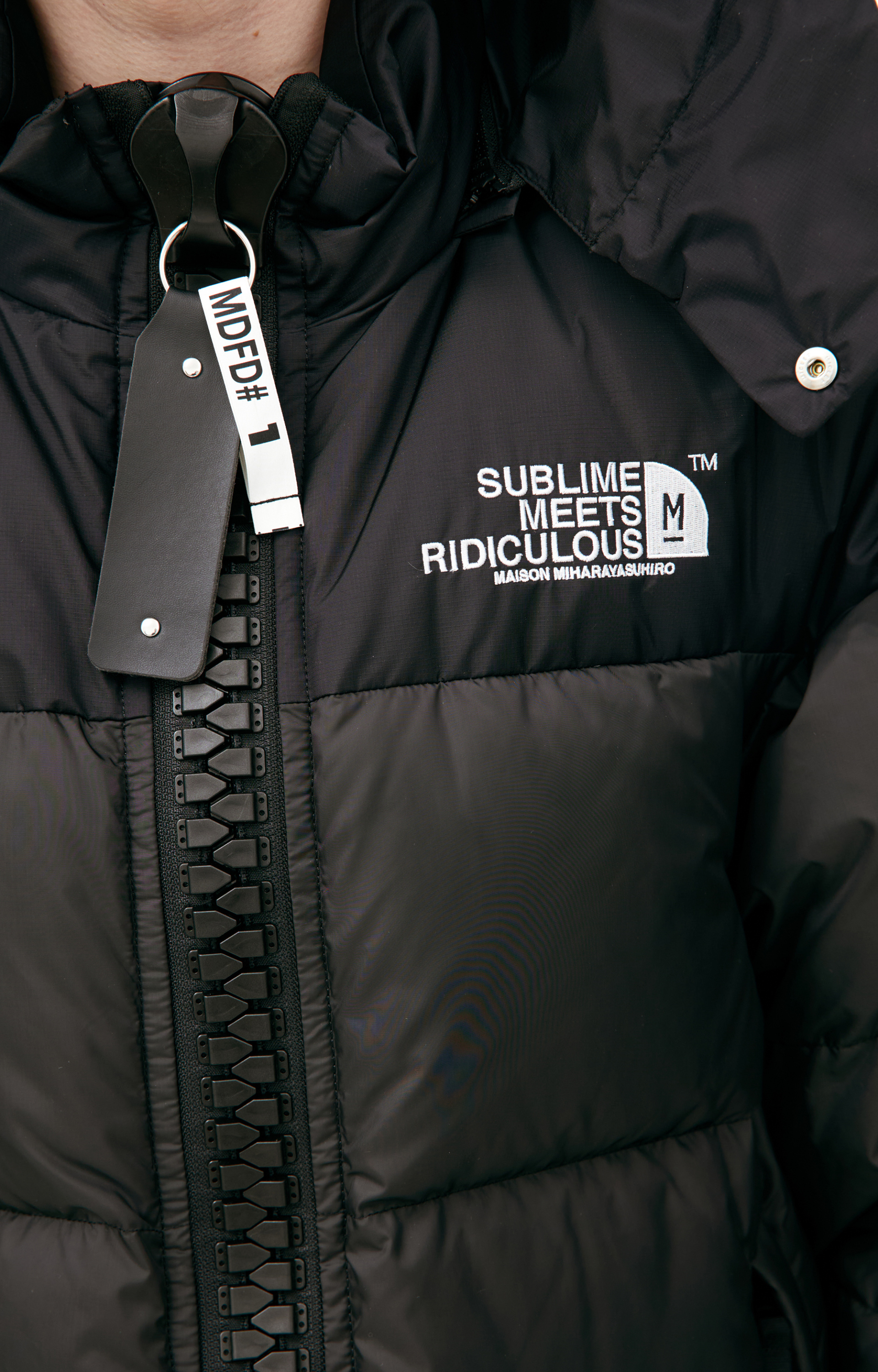 Maison Mihara Yasuhiro Пуховик с логотипом