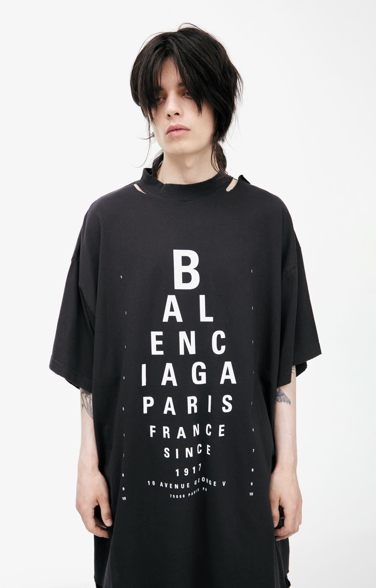 Balenciaga Футболка-811688/TRVU6/9034 принт лого в стиле таблицы Сивцева, черн