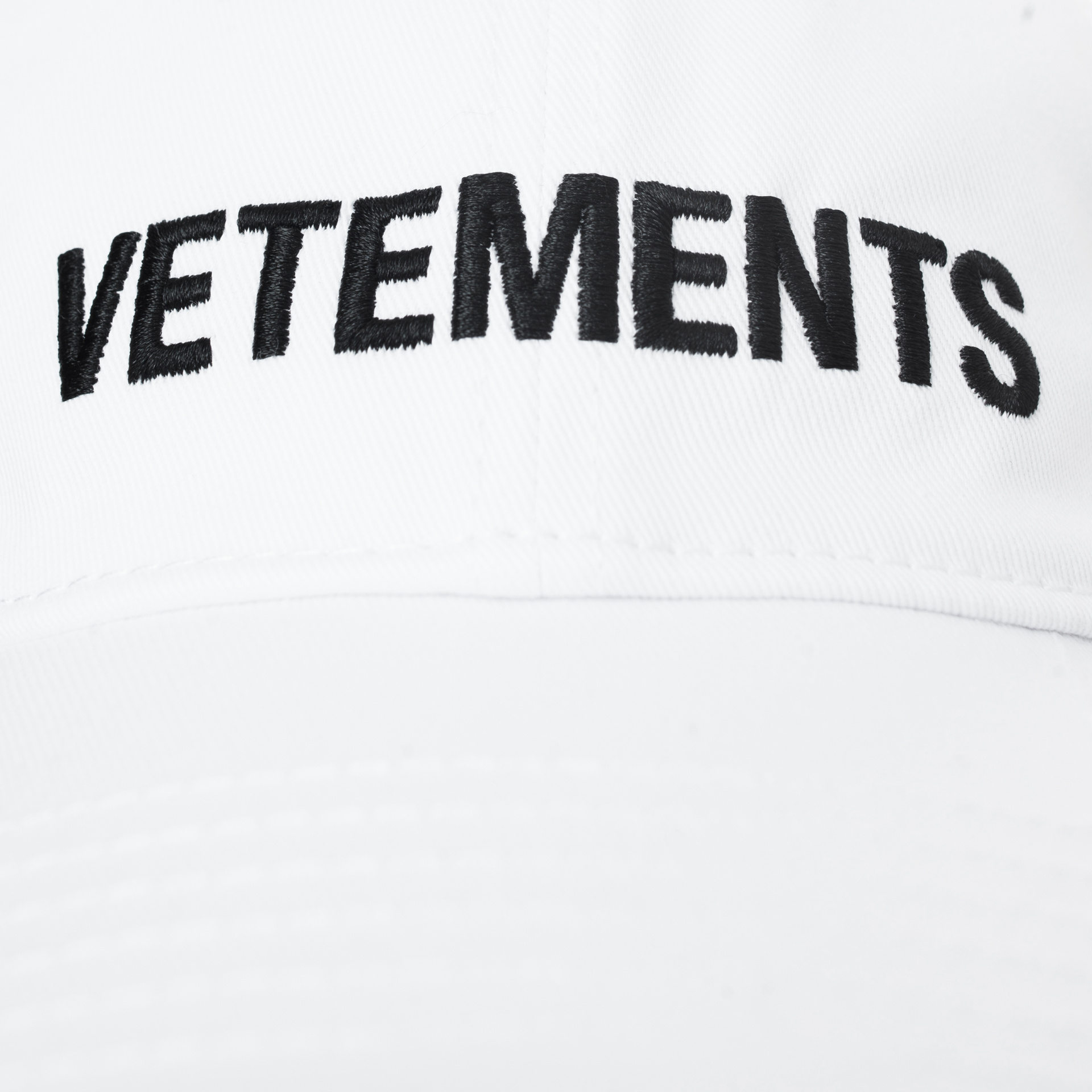 VETEMENTS Кепка с вышивкой логотипа