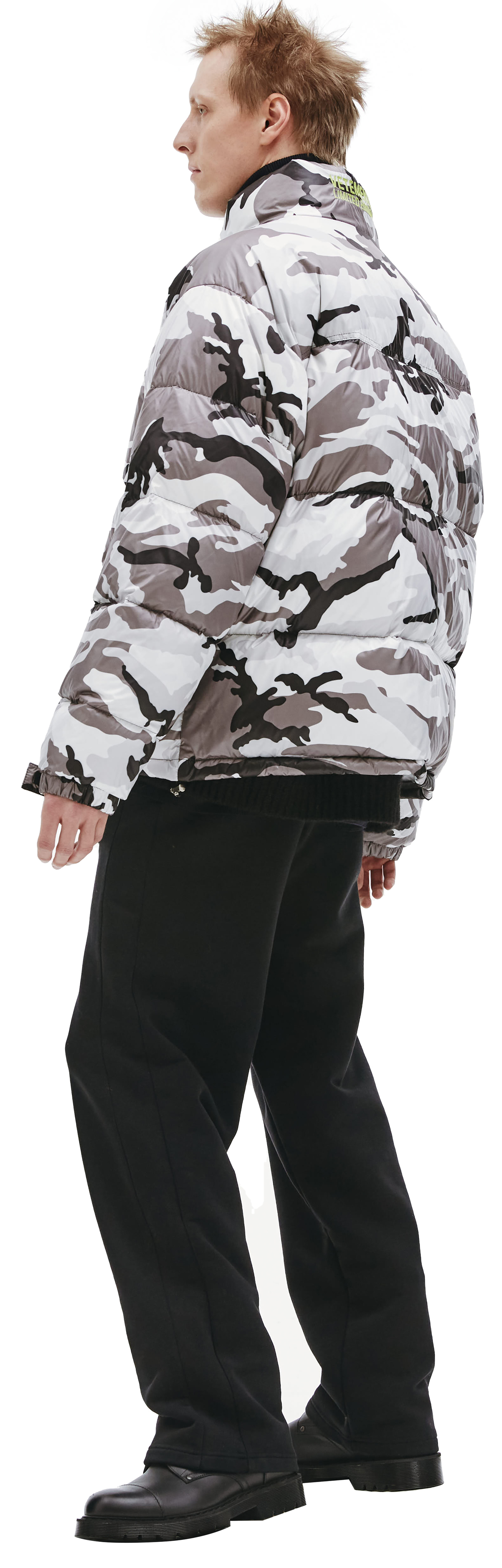 VETEMENTS Камуфляжный пуховик с вышивкой