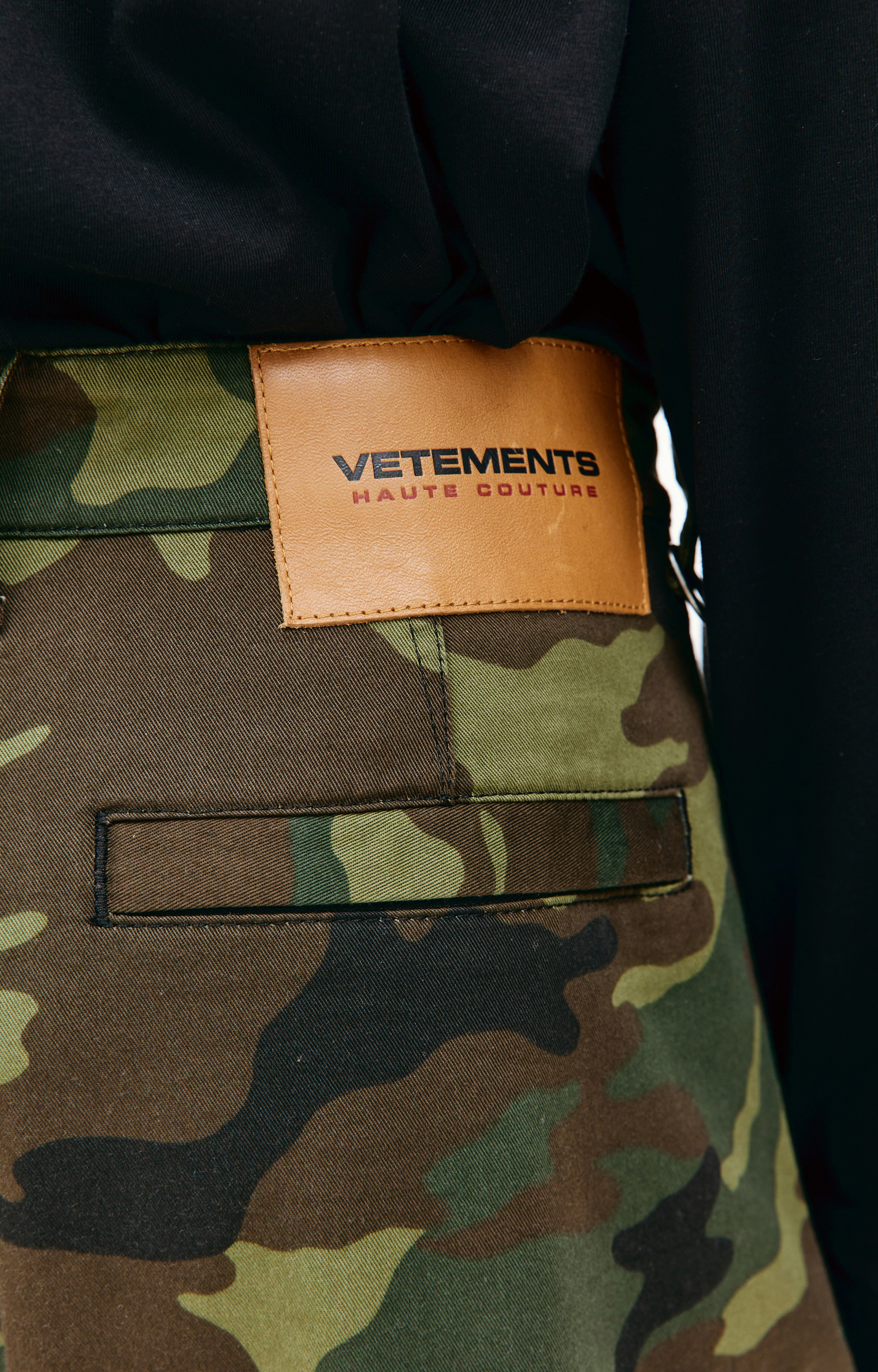 VETEMENTS Камуфляжные брюки-трансформеры с карманами