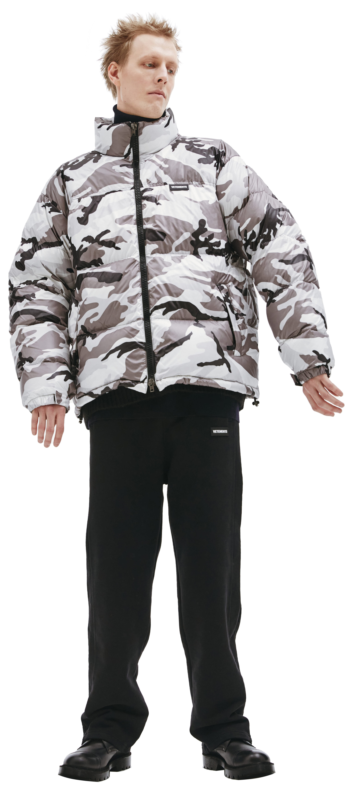 VETEMENTS Камуфляжный пуховик с вышивкой