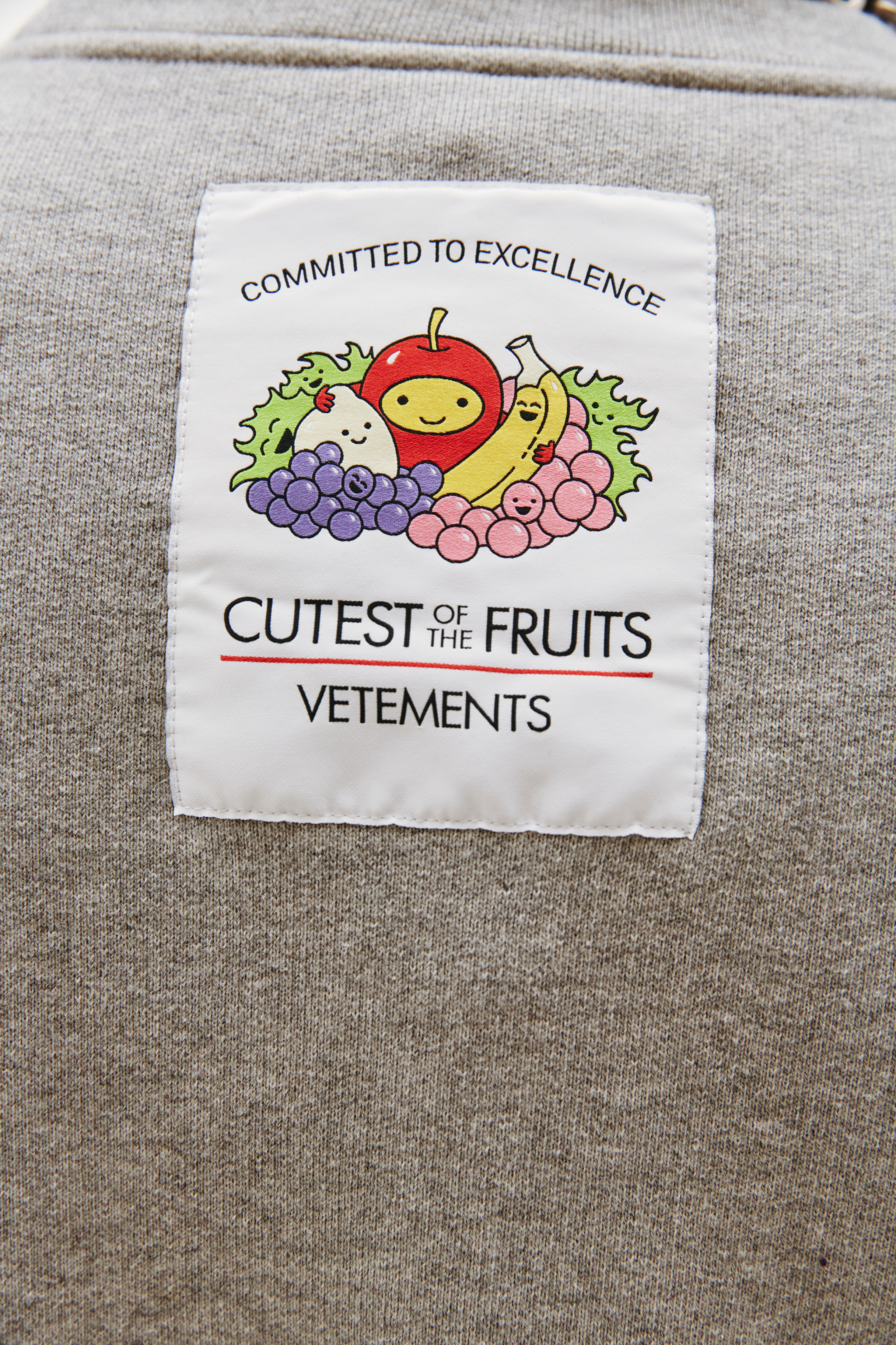 VETEMENTS Серые шорты с патчем