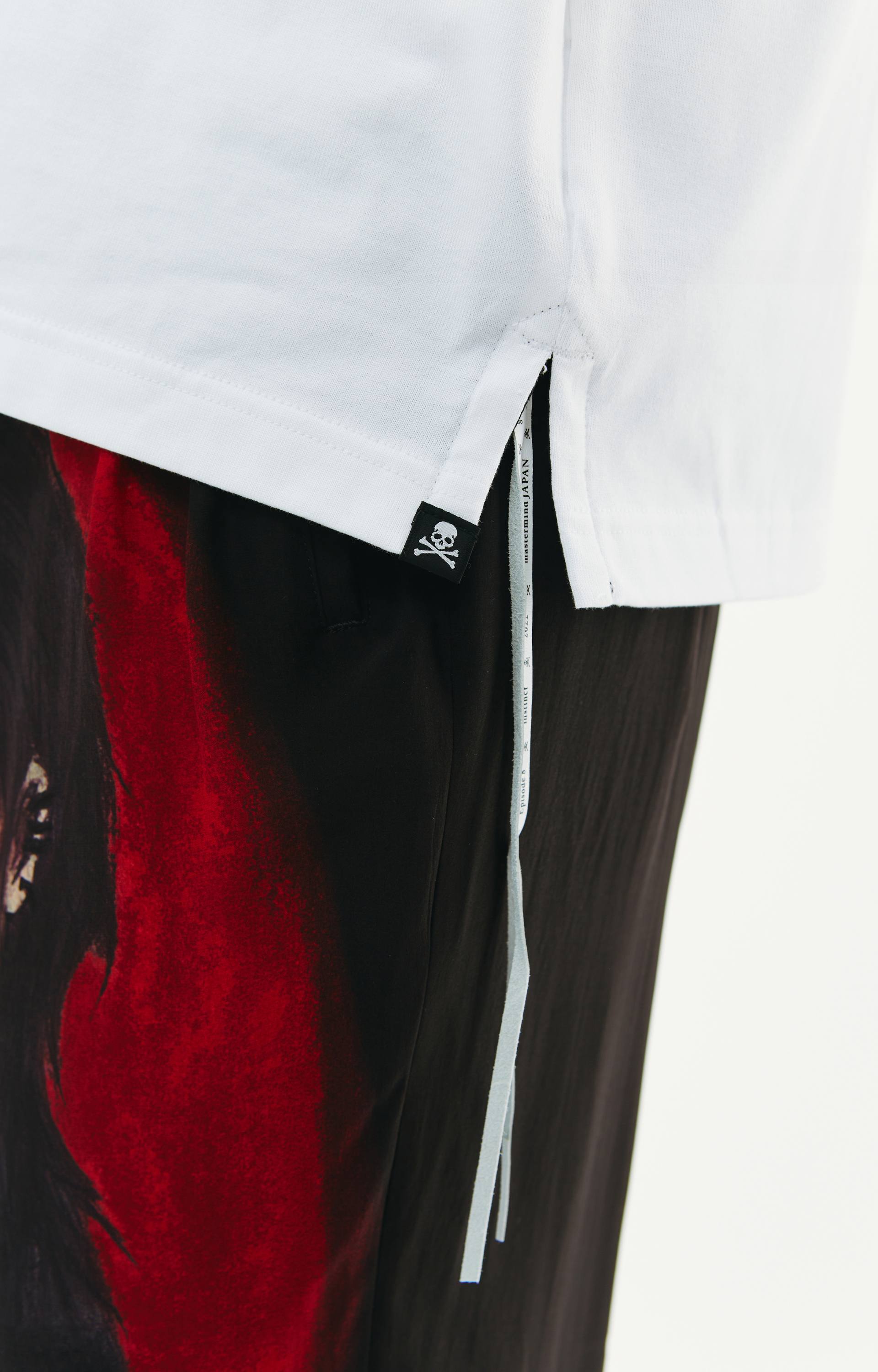 Mastermind WORLD Белая футболка с нашивками