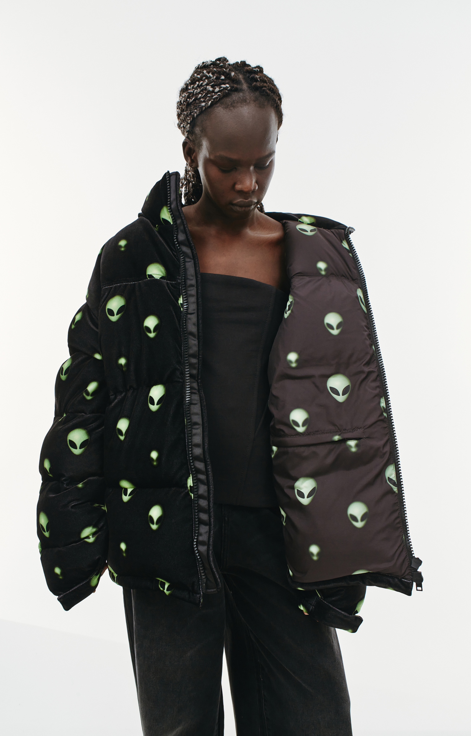 VETEMENTS Бархатный пуховик с принтом