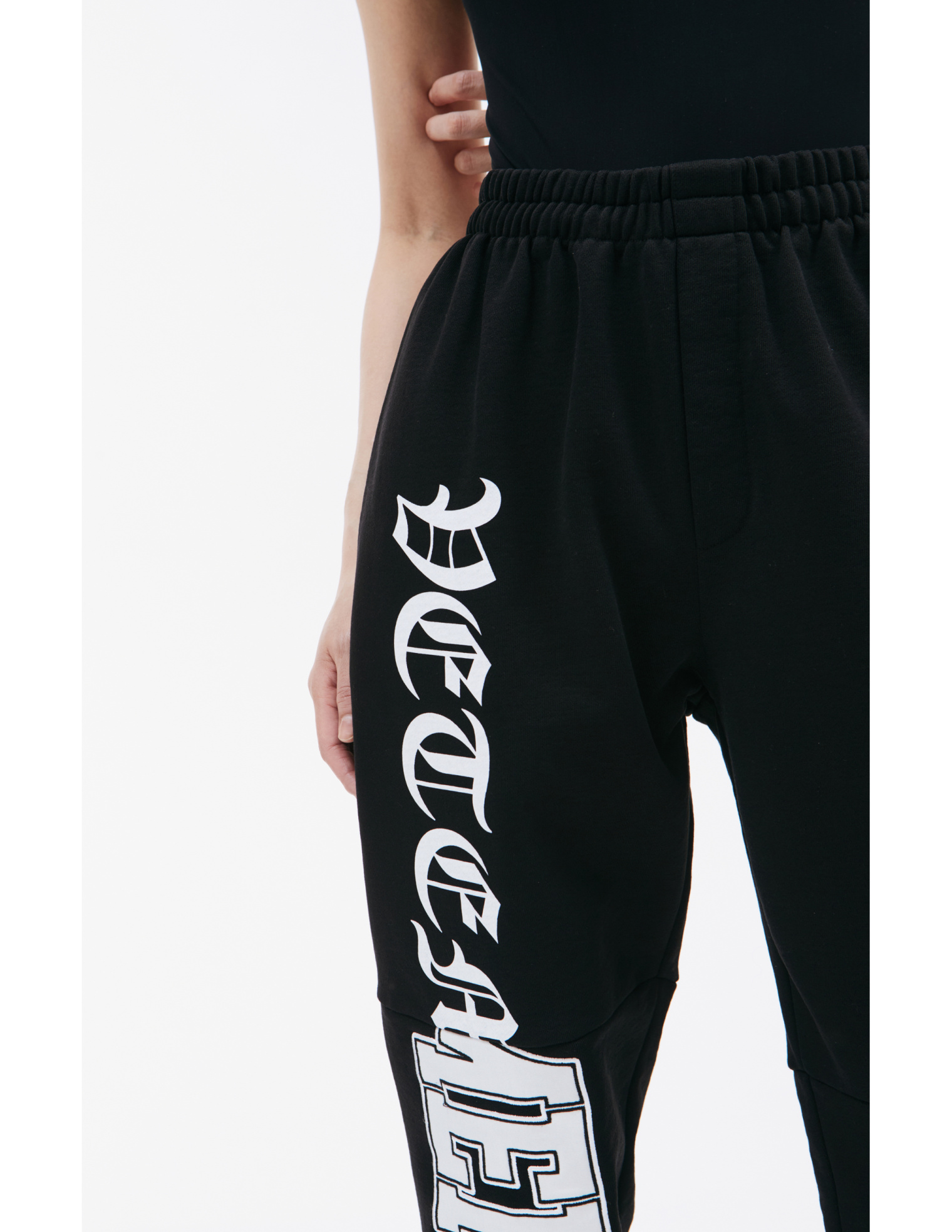 VETEMENTS Брюки с готическим логотипом