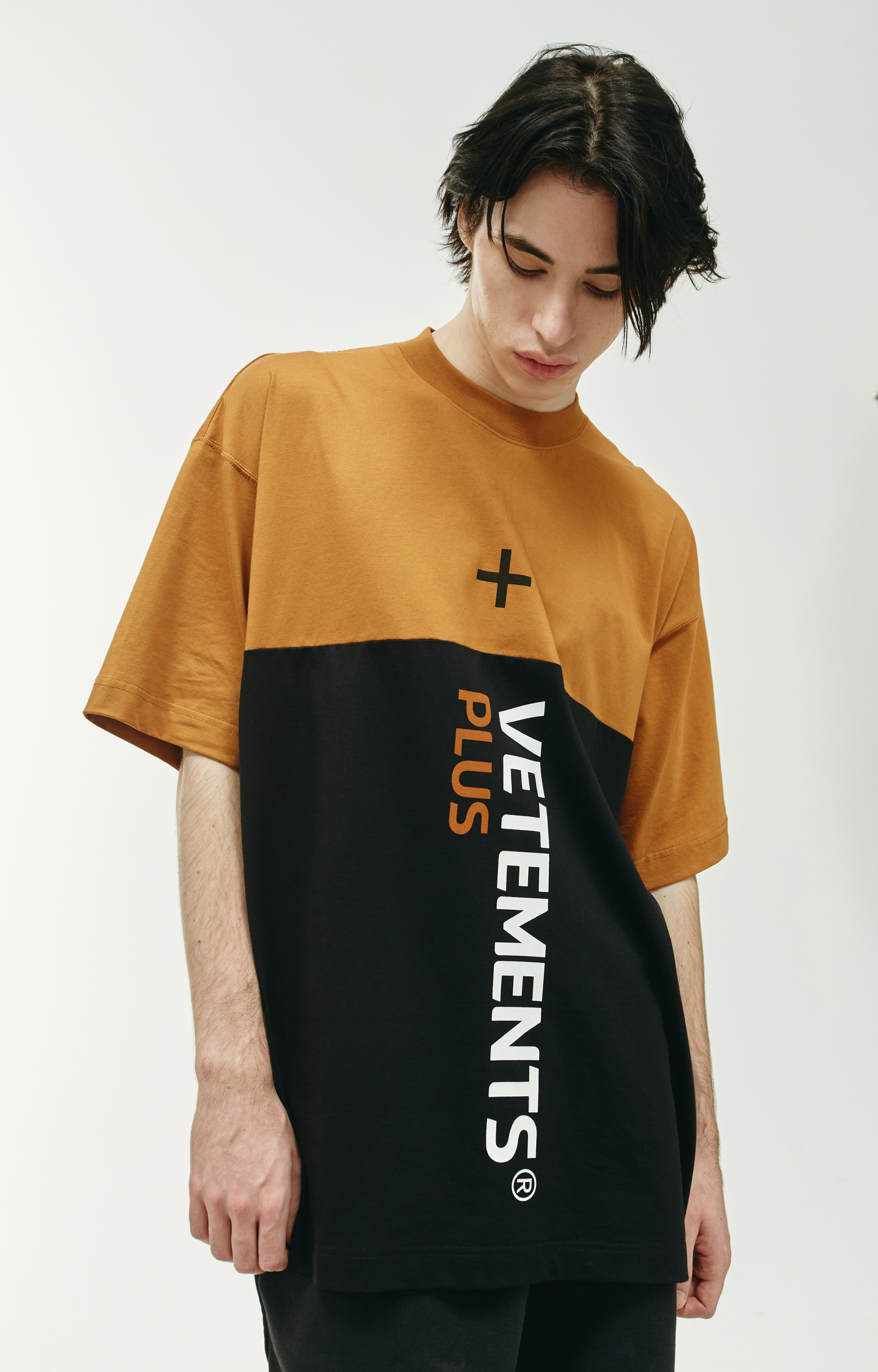 VETEMENTS Двухцветная футболка с принтом