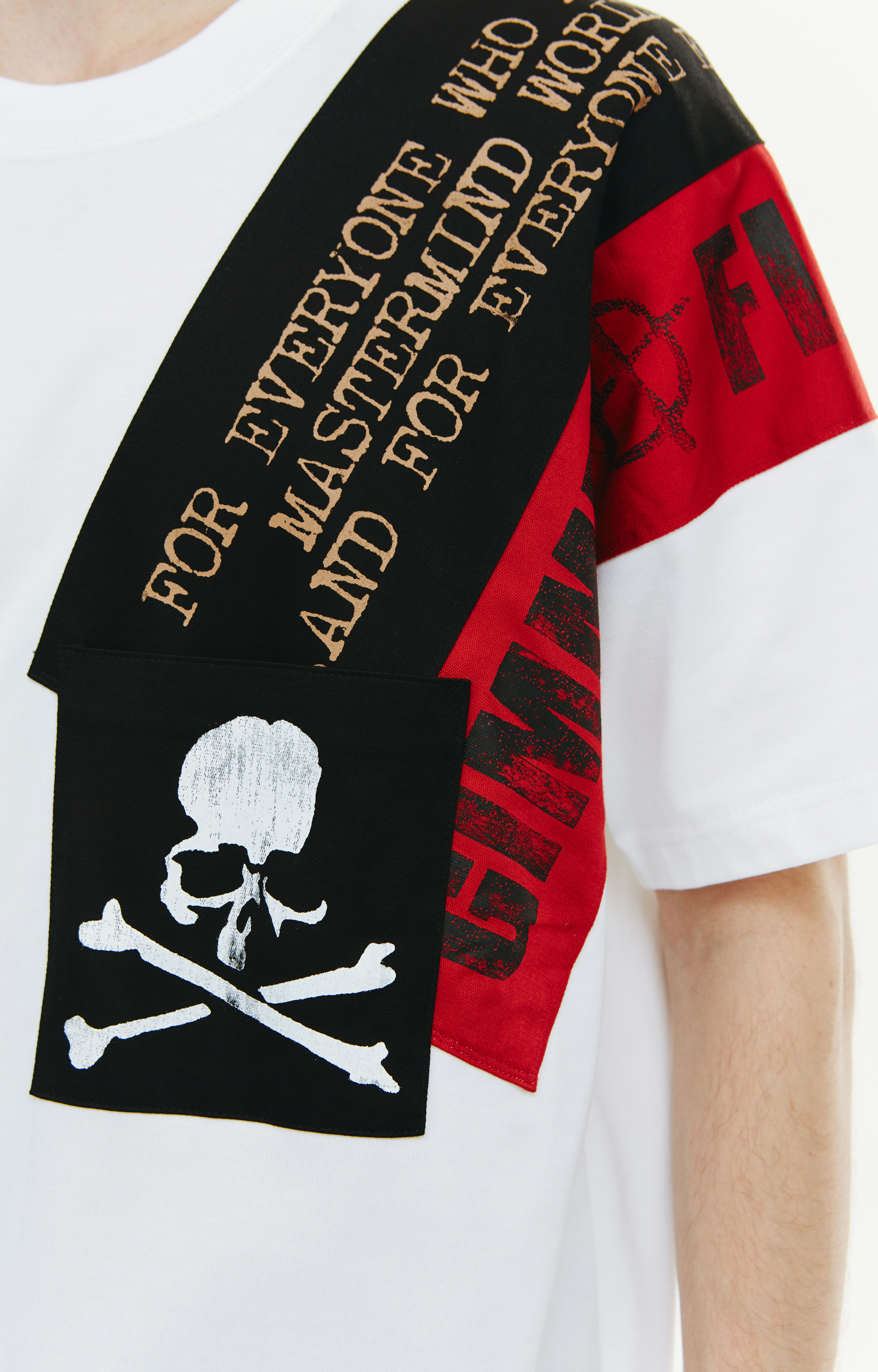 Mastermind WORLD Белая футболка с нашивками