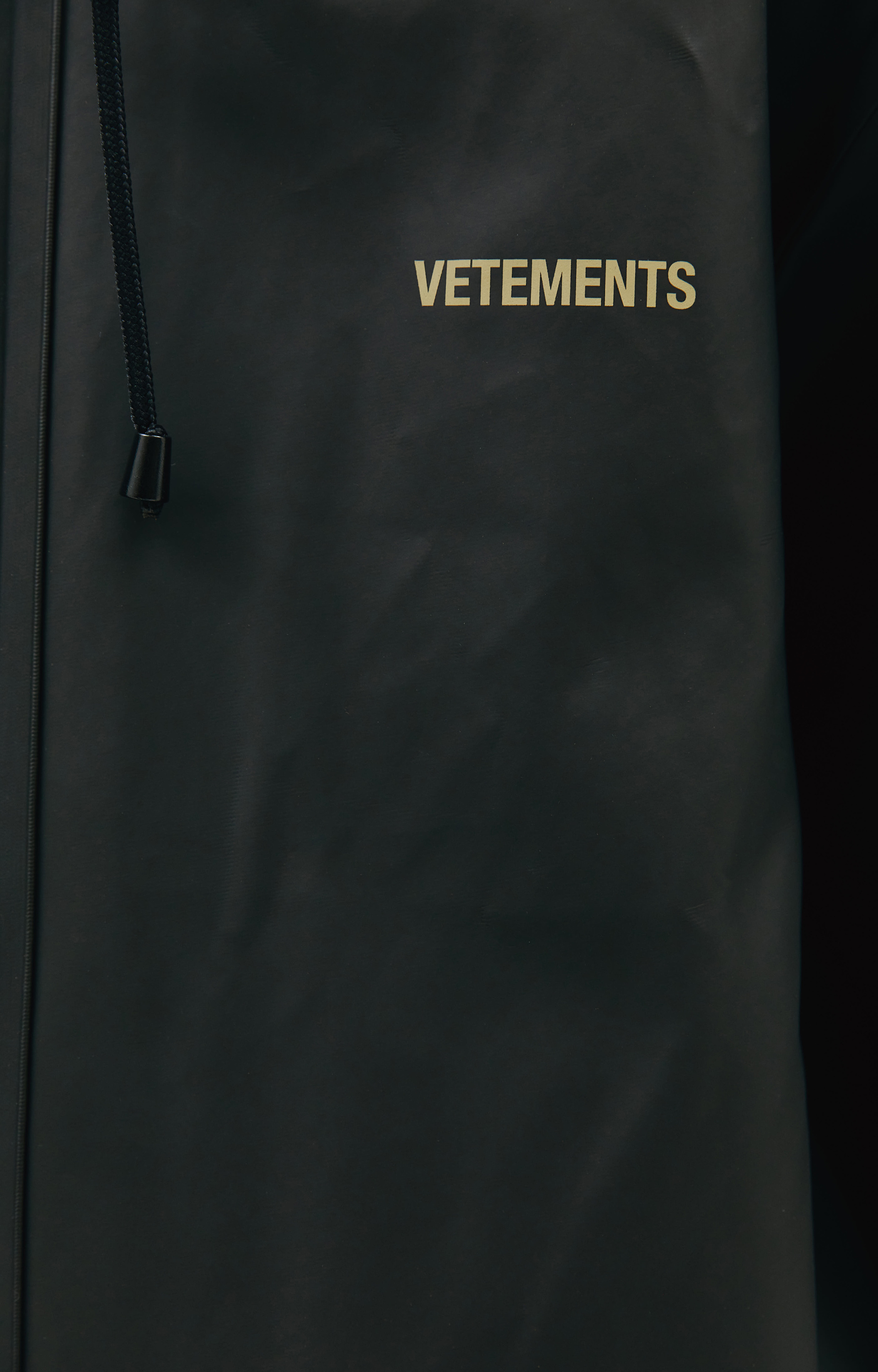 VETEMENTS Черный дождевик с логотипом
