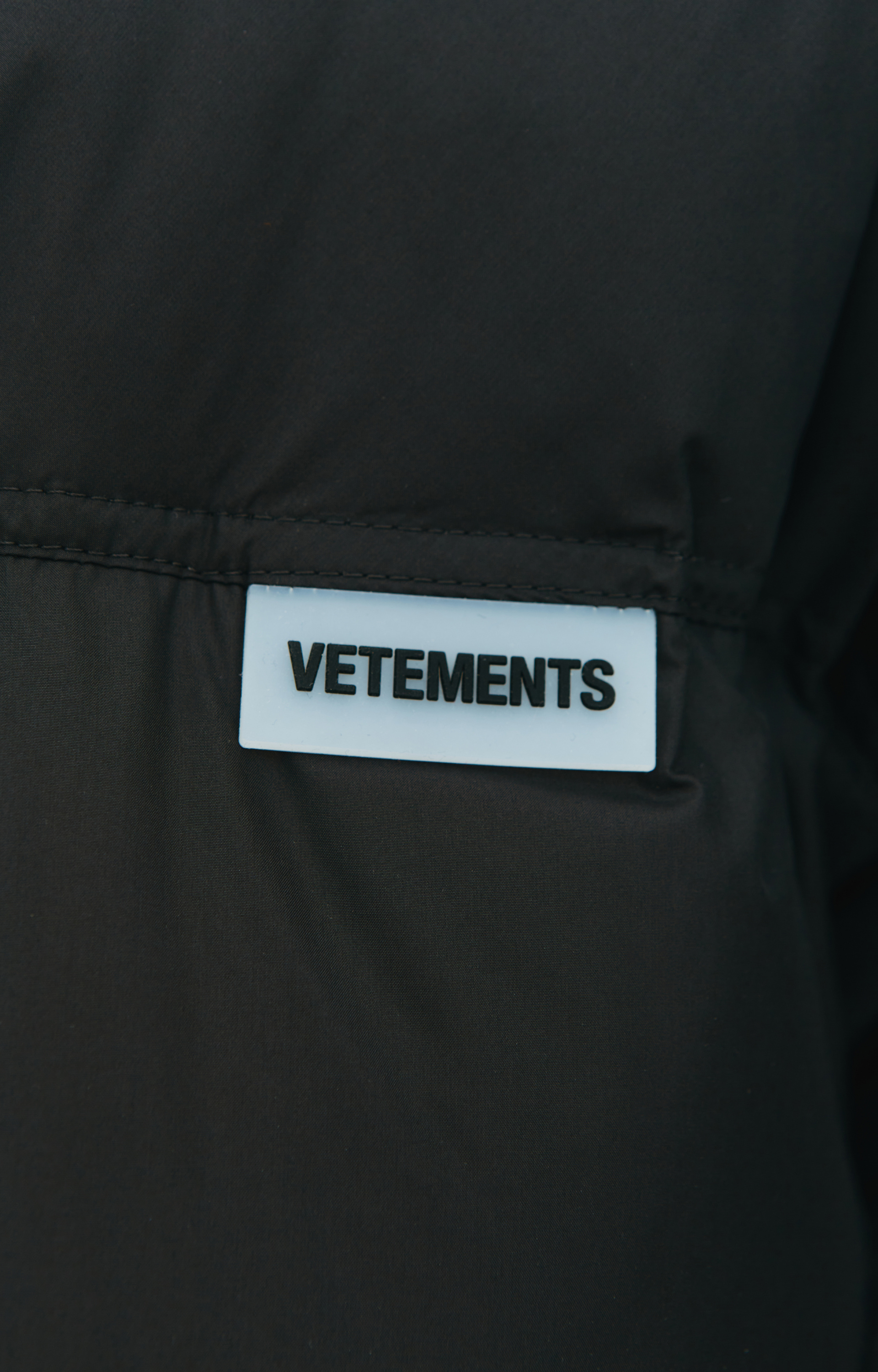 VETEMENTS Черный пуховик с логотипом