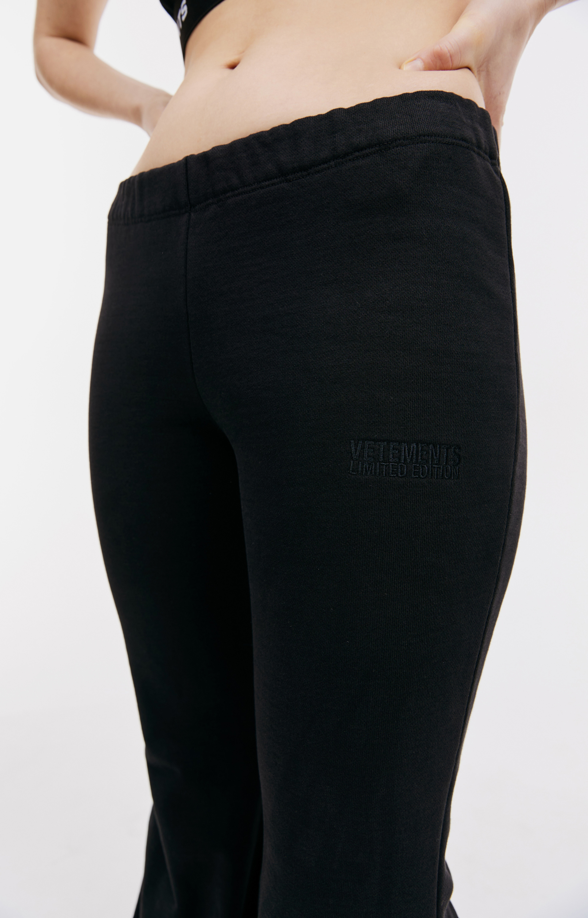 VETEMENTS Расклешенные брюки