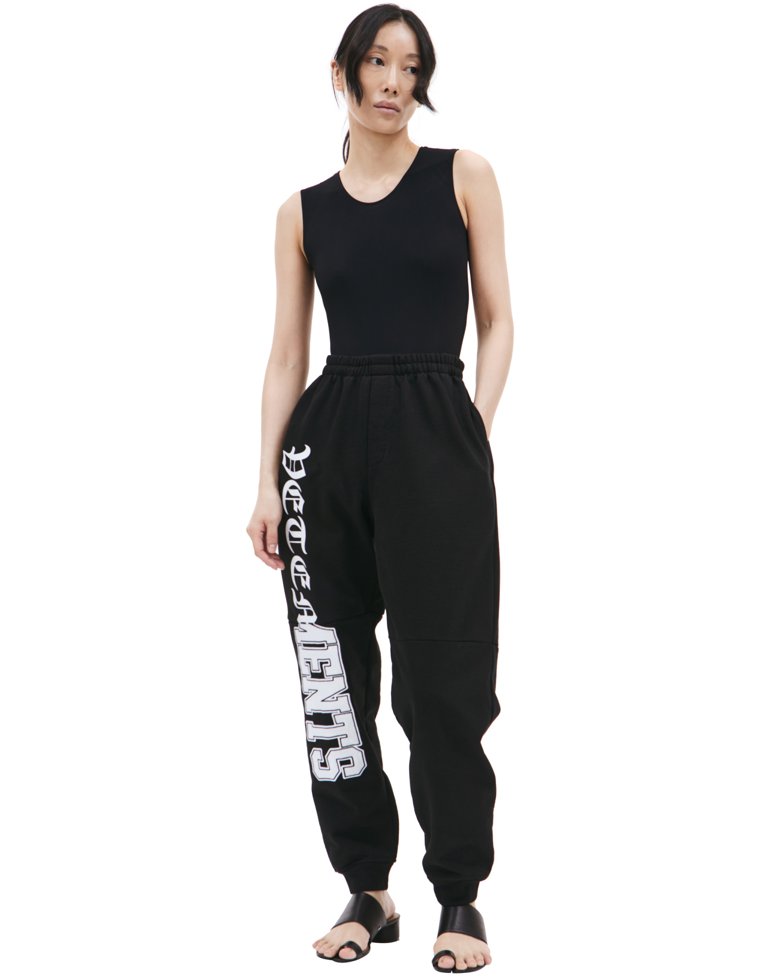 VETEMENTS Брюки с готическим логотипом