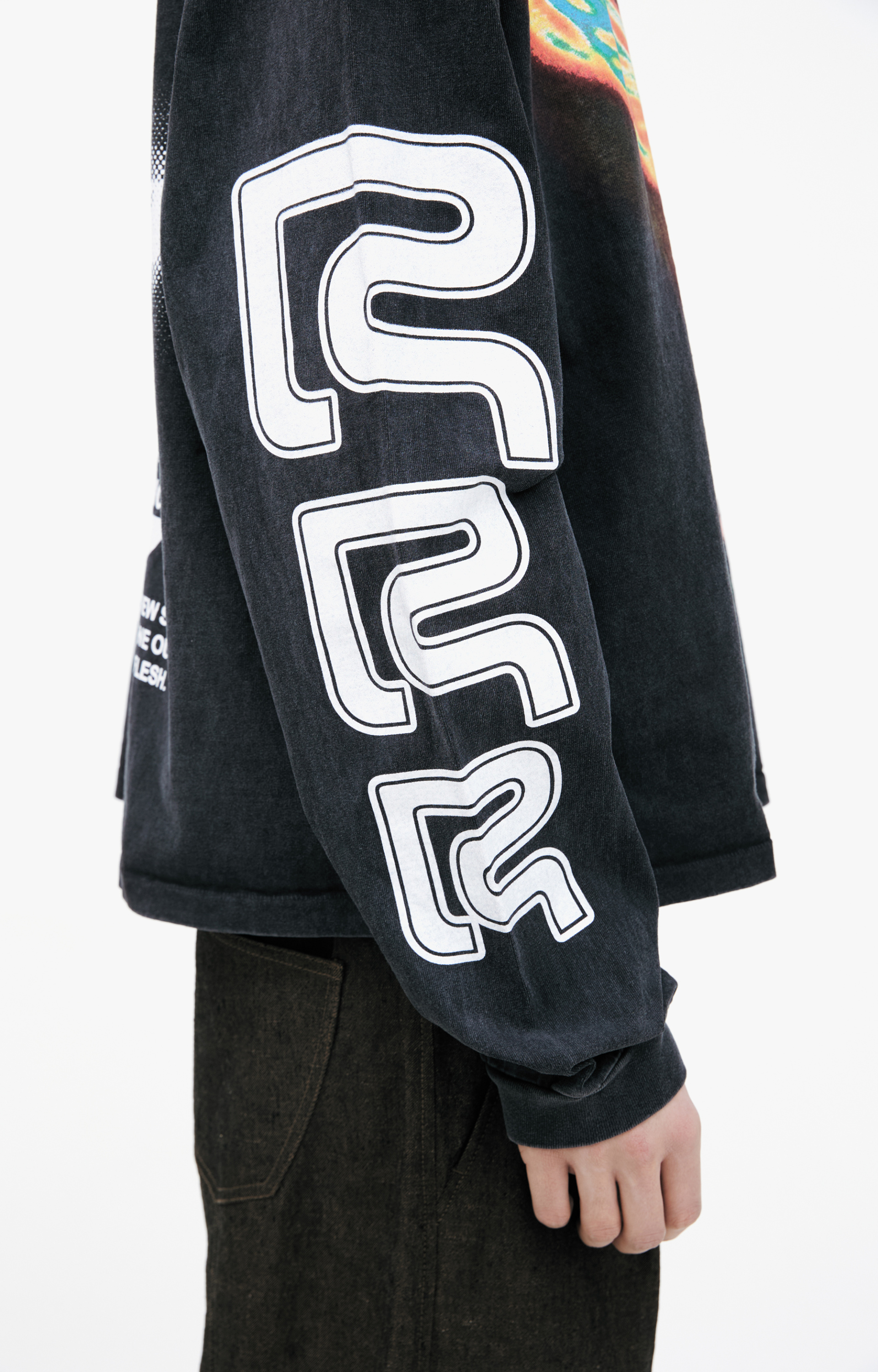 RRR123 Серый лонгслив с принтом