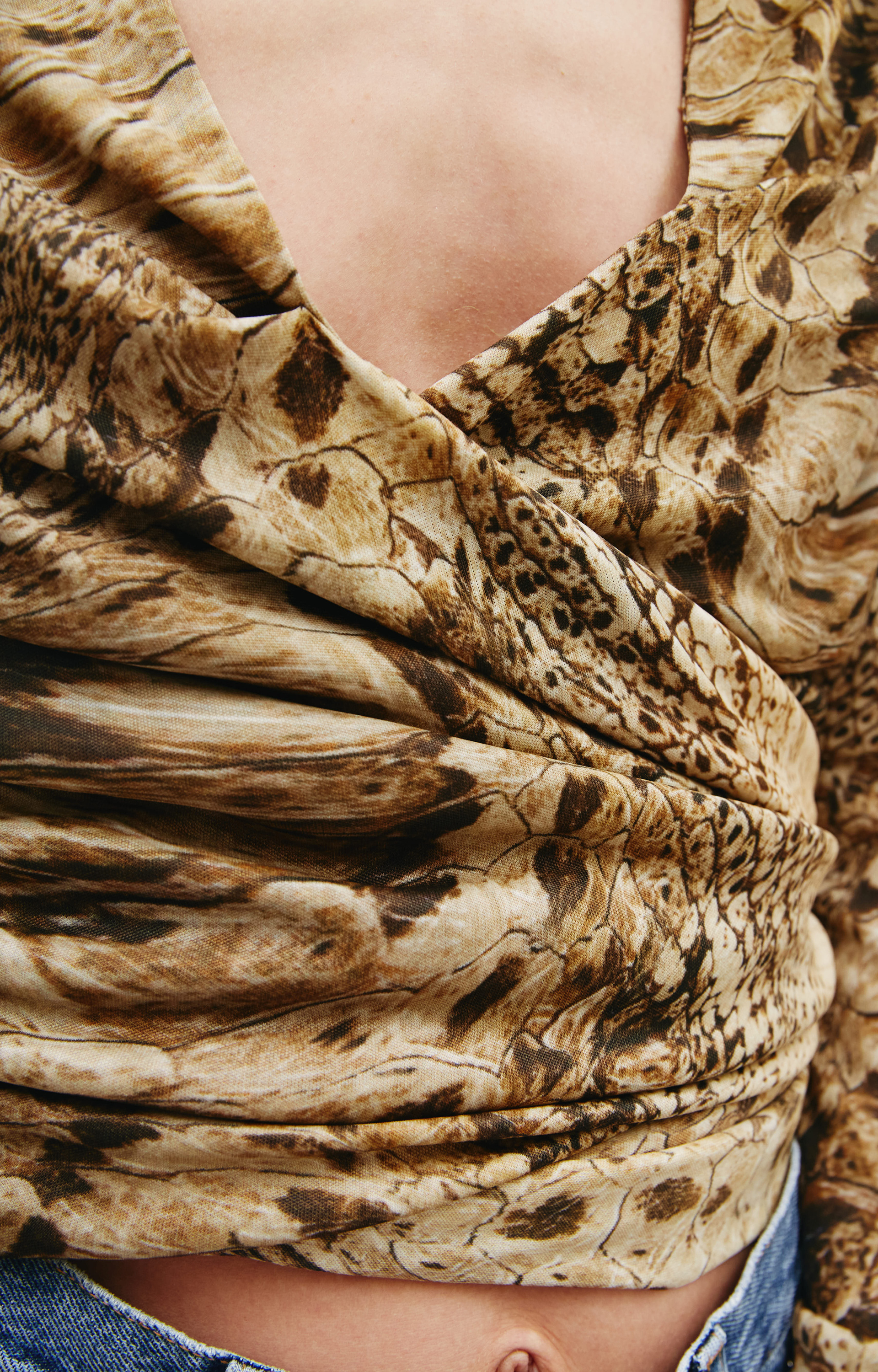 Blumarine Укороченная блузка с анималистичным принтом