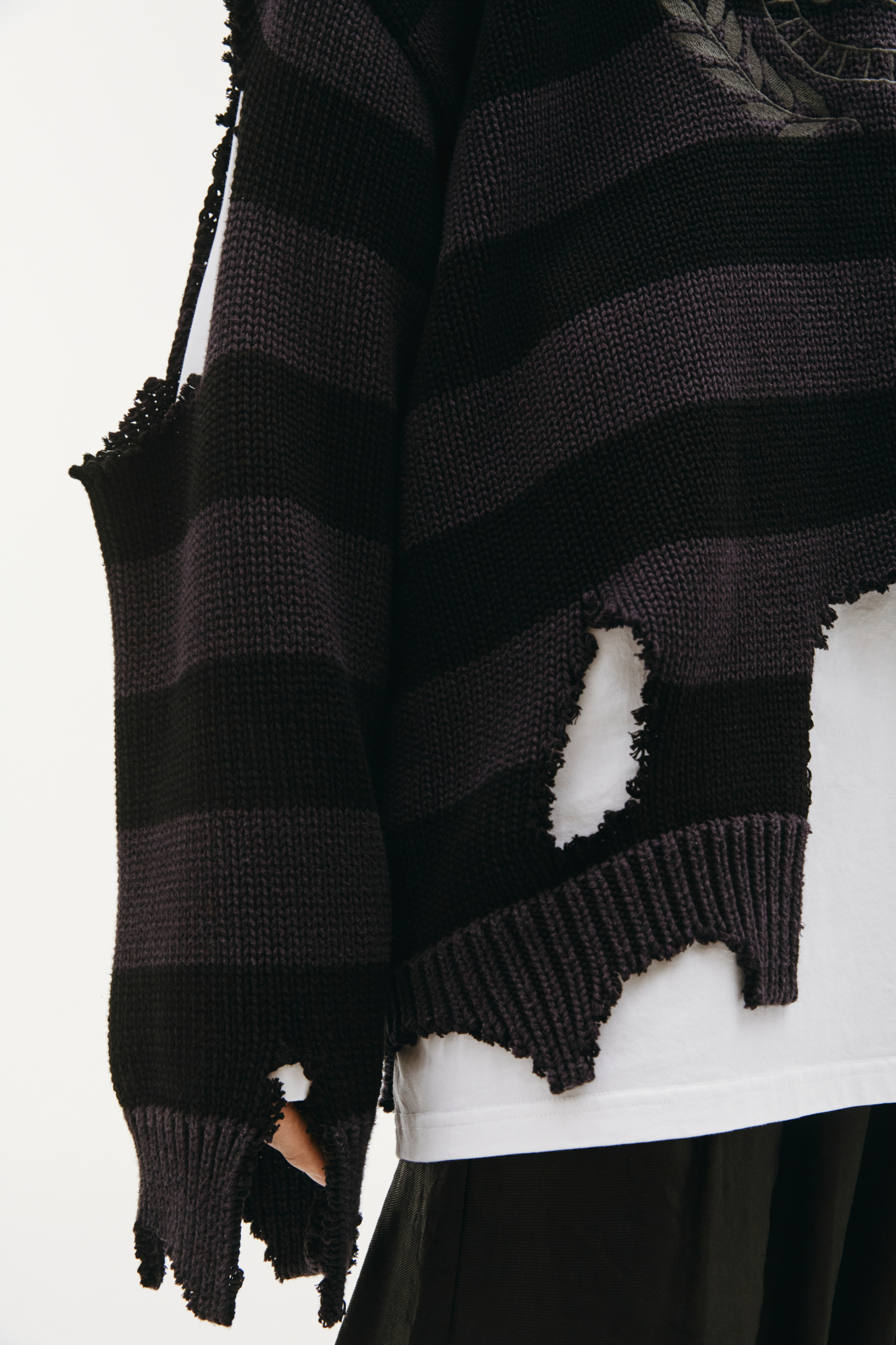 Balenciaga Рваный свитер с логотипом