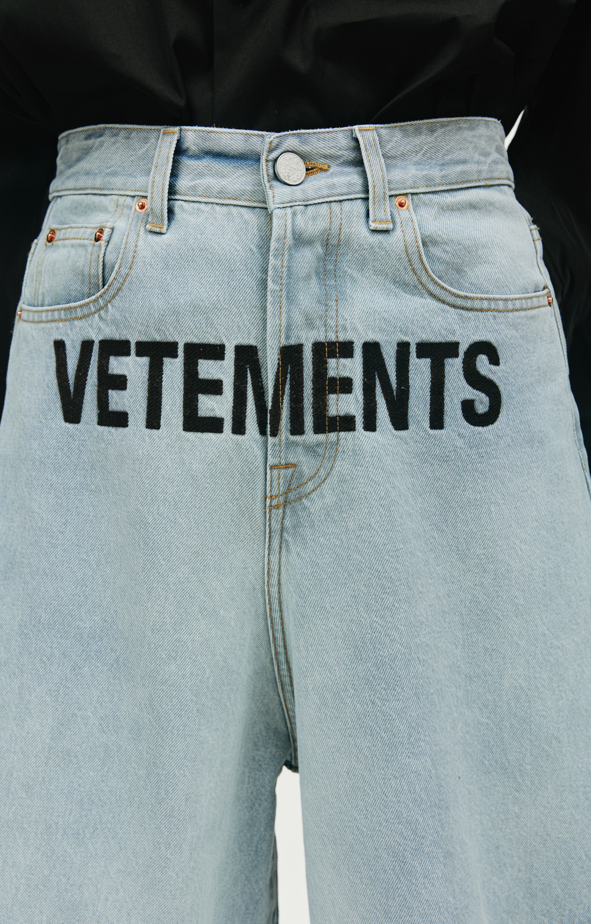 VETEMENTS Широкие джинсы с логотипом
