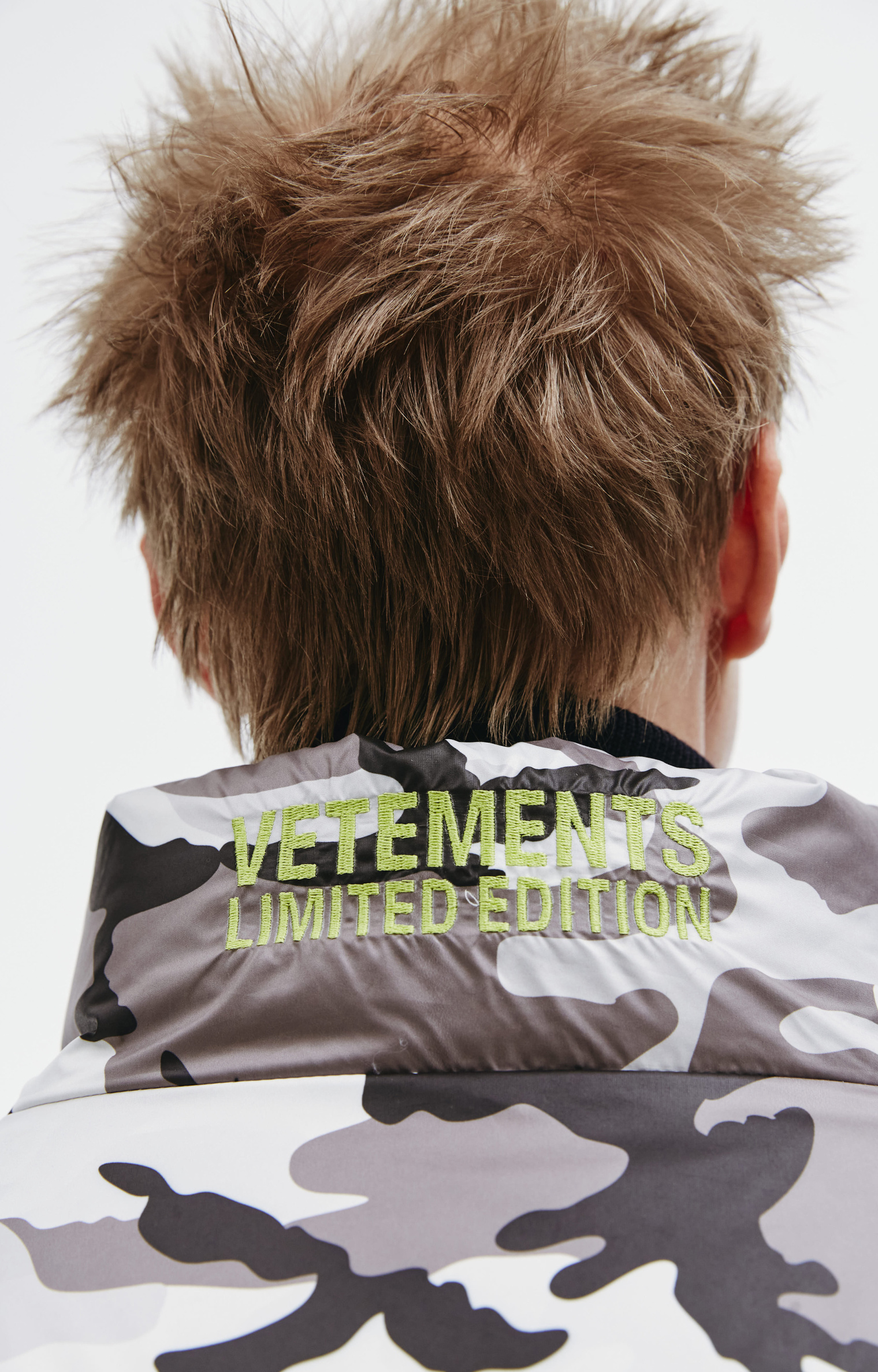 VETEMENTS Камуфляжный пуховик с вышивкой