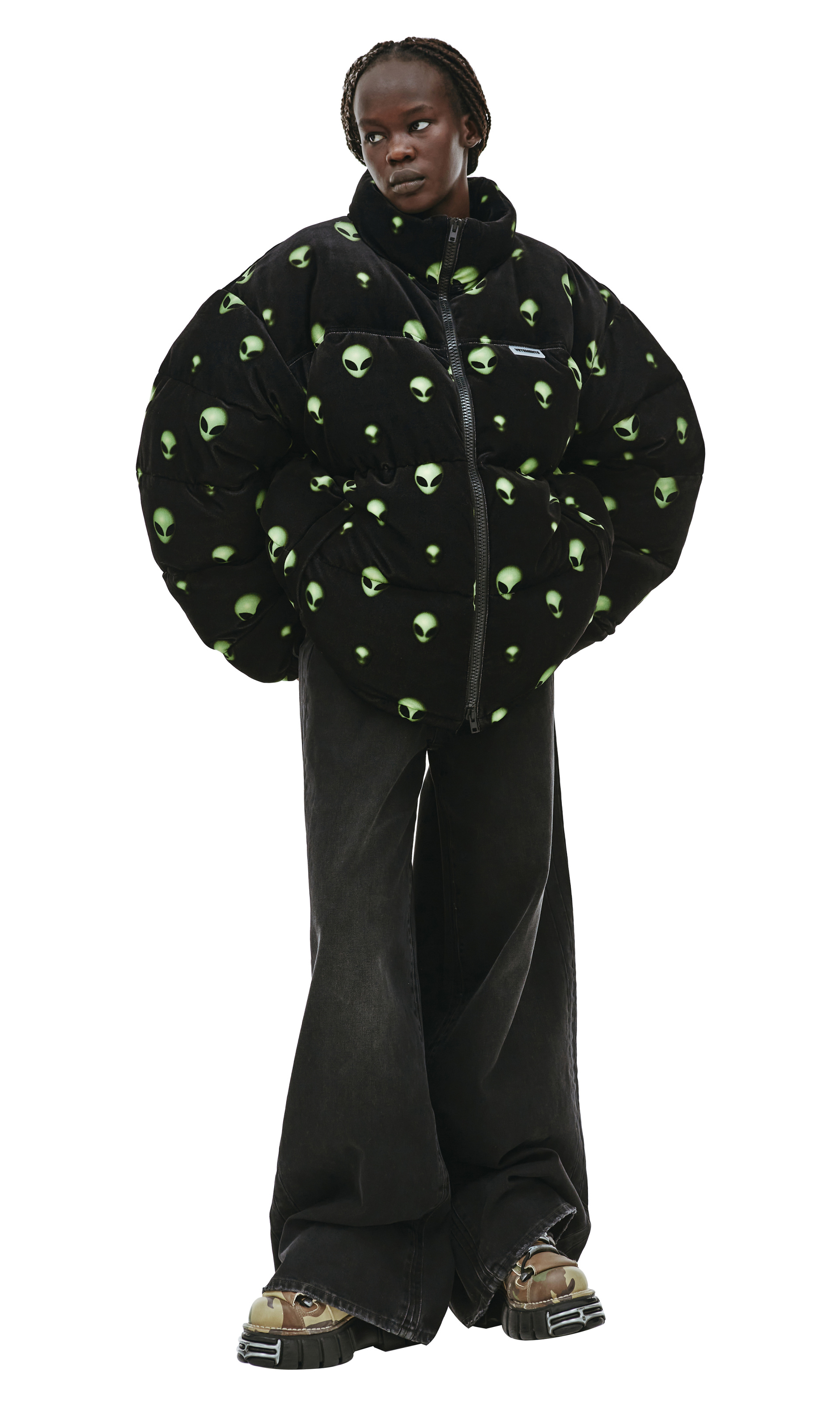 VETEMENTS Бархатный пуховик с принтом