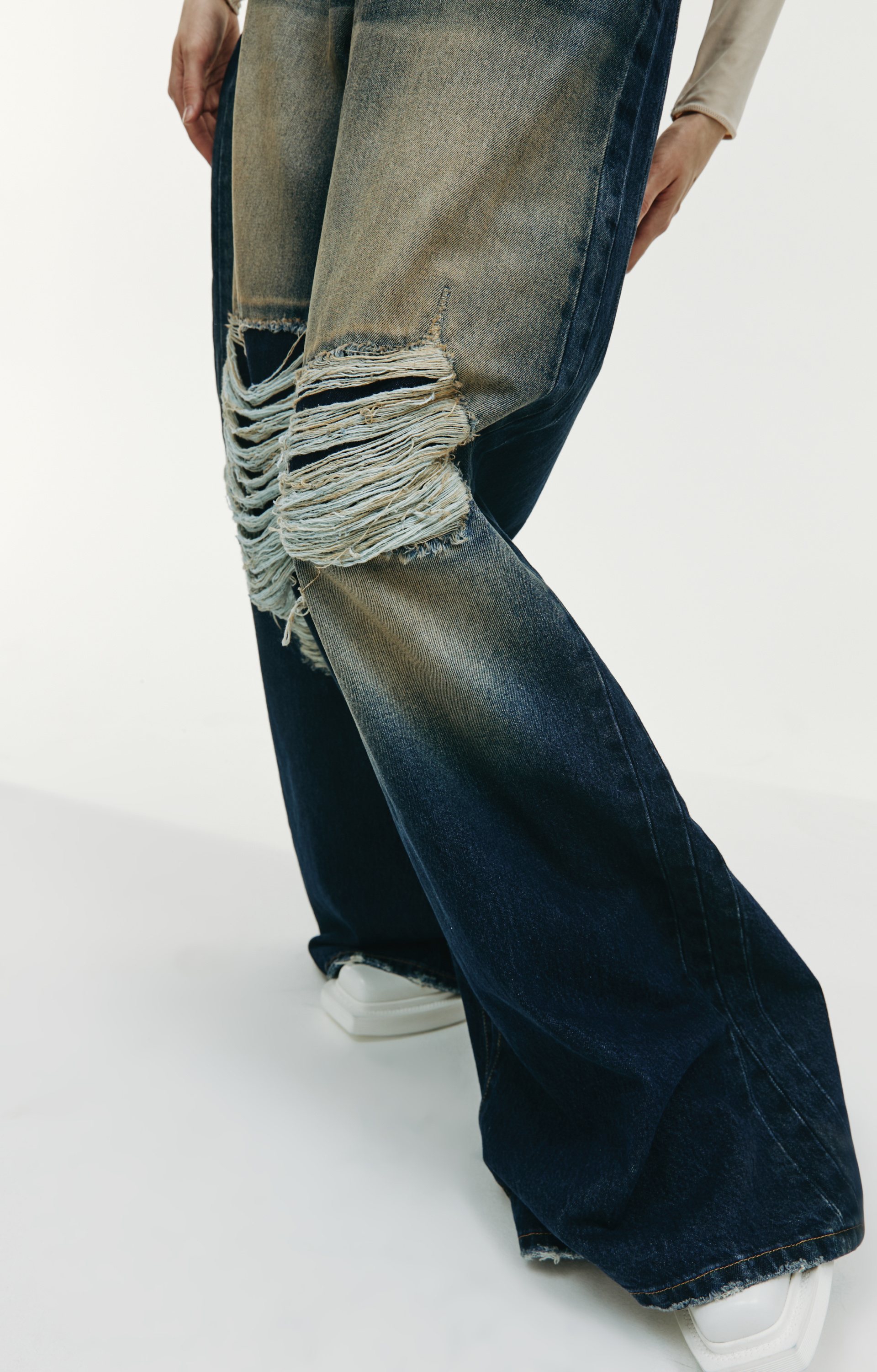 VETEMENTS Широкие джинсы с рваными коленями