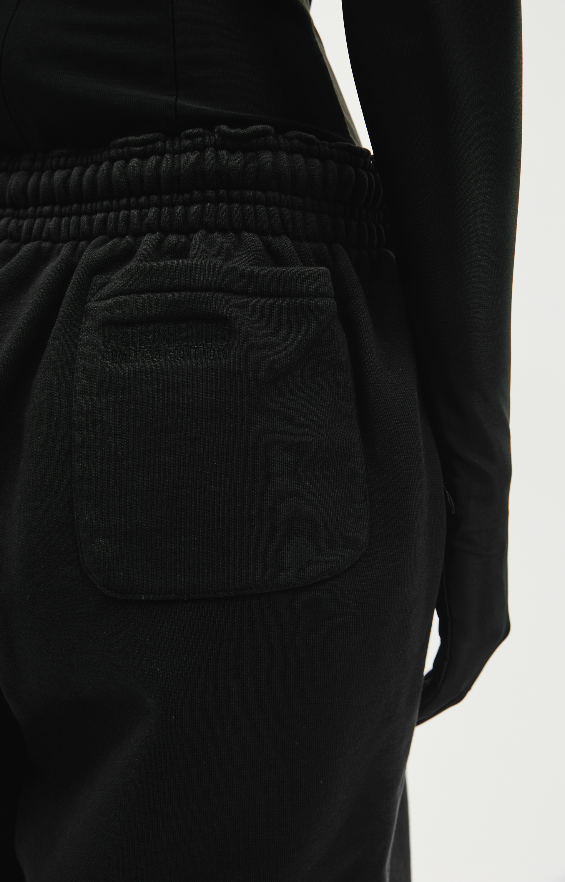 VETEMENTS Шорты с принтом анархия