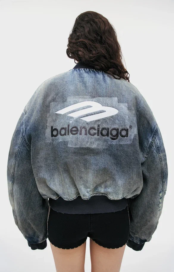 Balenciaga джинсовый бомбер с эффектом загрязнения