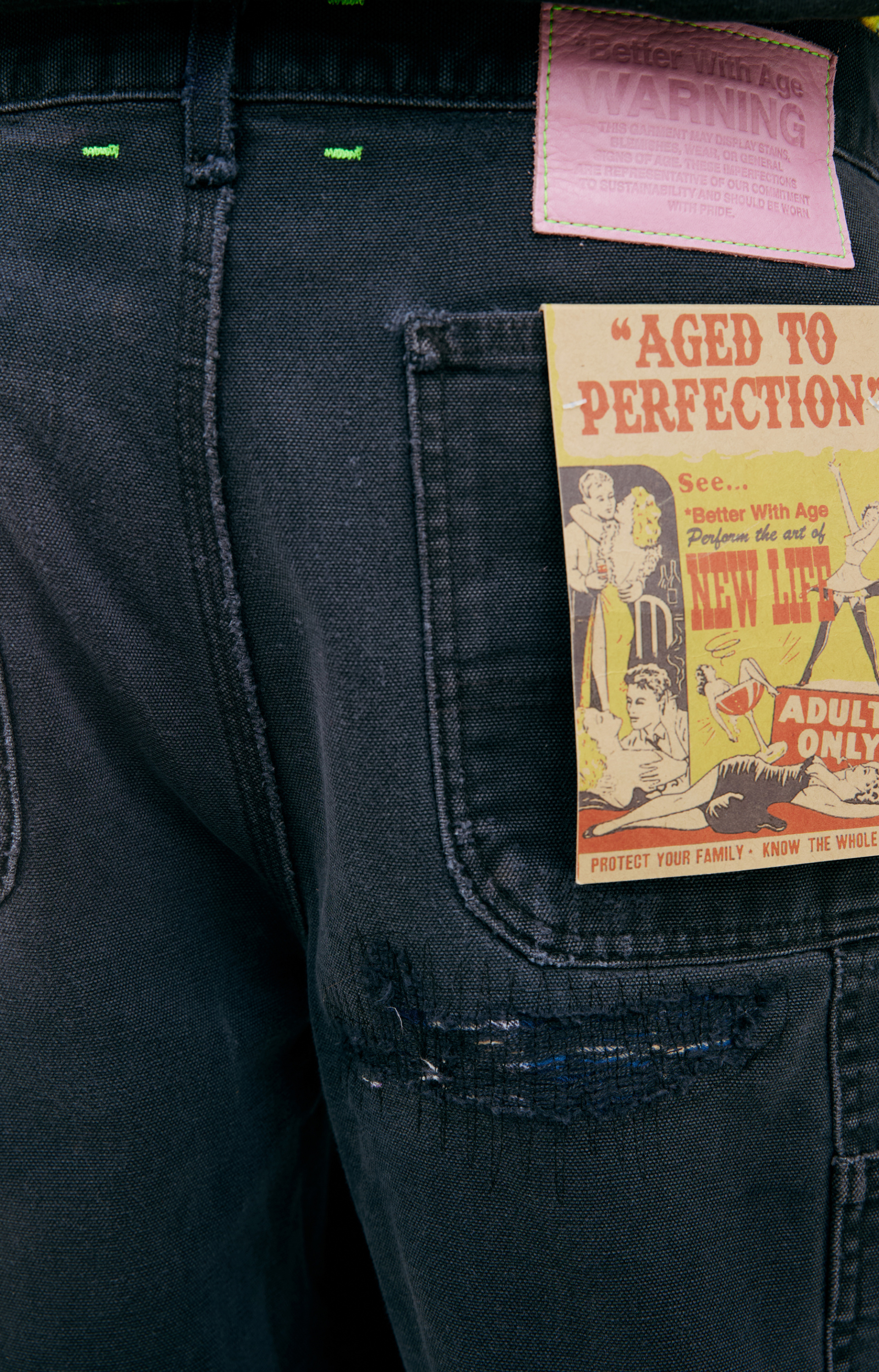 BETTER WITH AGE Черные джинсы с заплатками