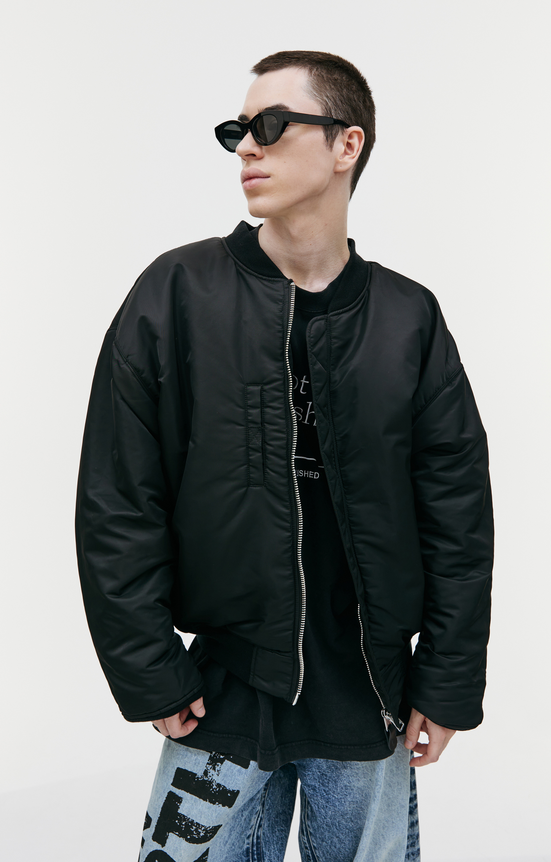 VETEMENTS Двусторонний бомбер VETEMENTS x Alpha Industries с нашивками