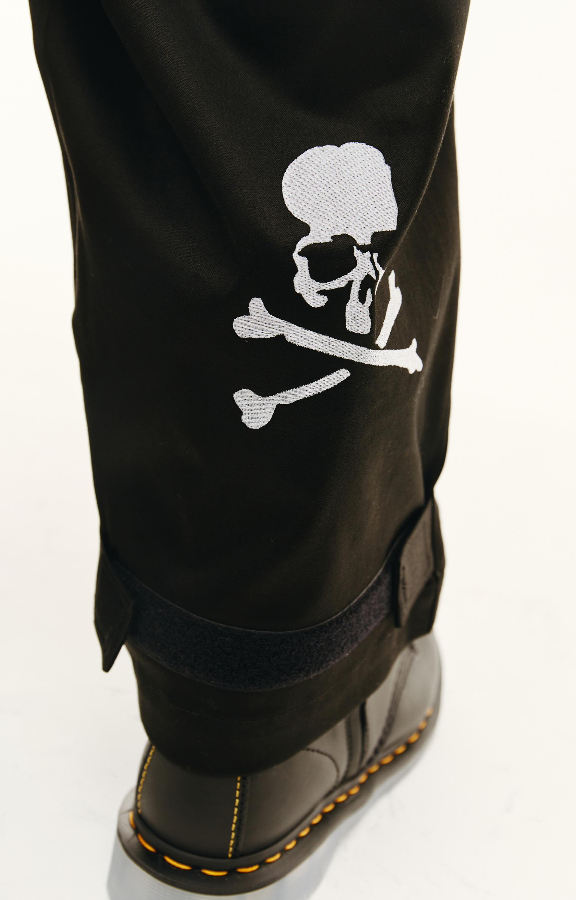 Mastermind WORLD Брюки карго с вышивкой логотипа